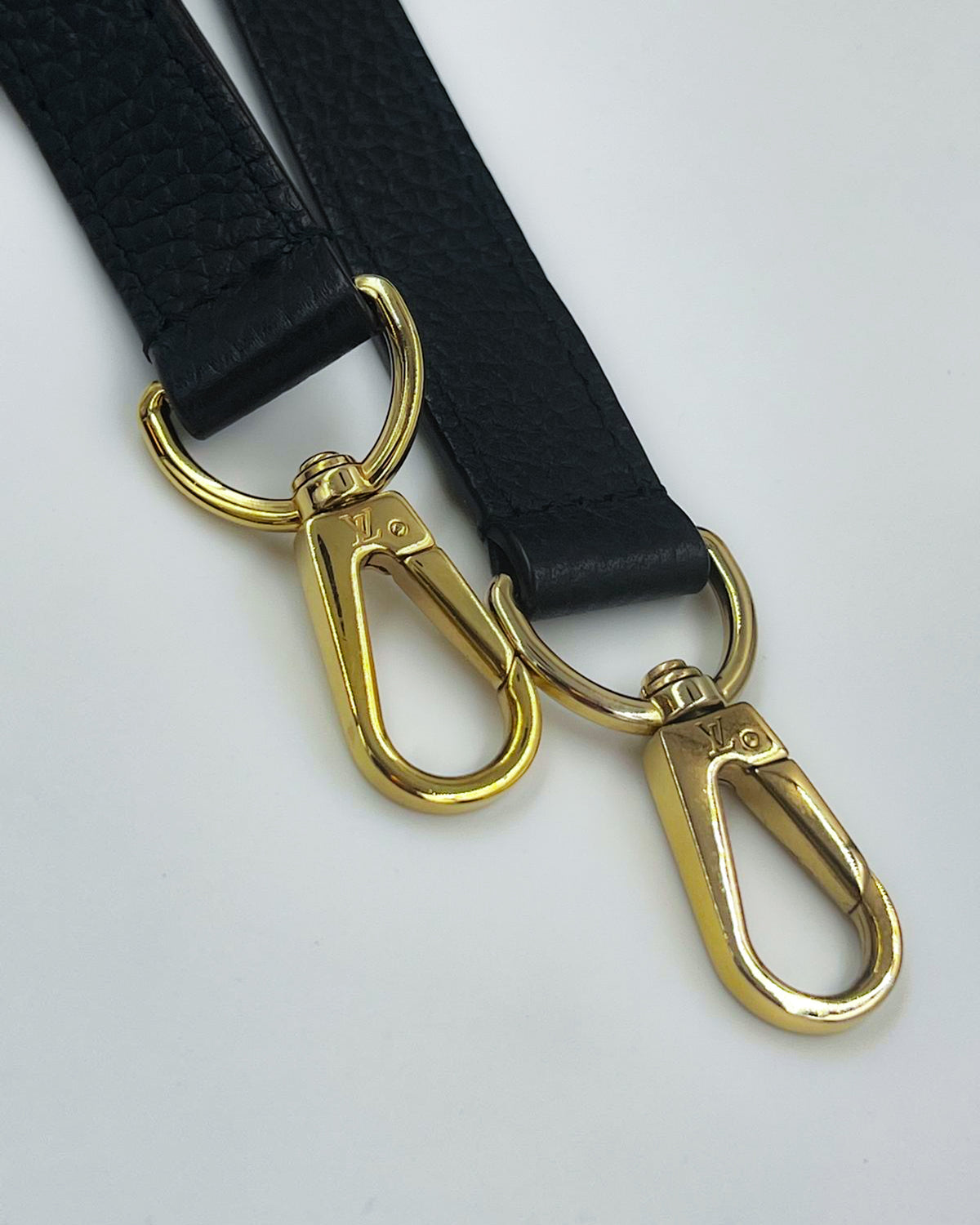 LOUIS VUITTON Capucines MM Taurillon schwarz mit schwarzem Lederriemen und goldfarbenen Karabinern