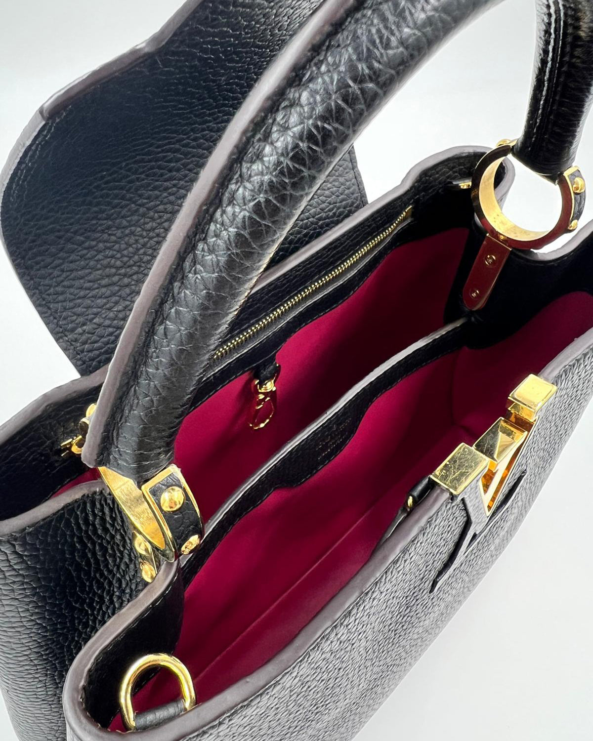 LOUIS VUITTON Capucines MM Taurillon schwarz mit rotem Innenfutter und goldfarbenen Details