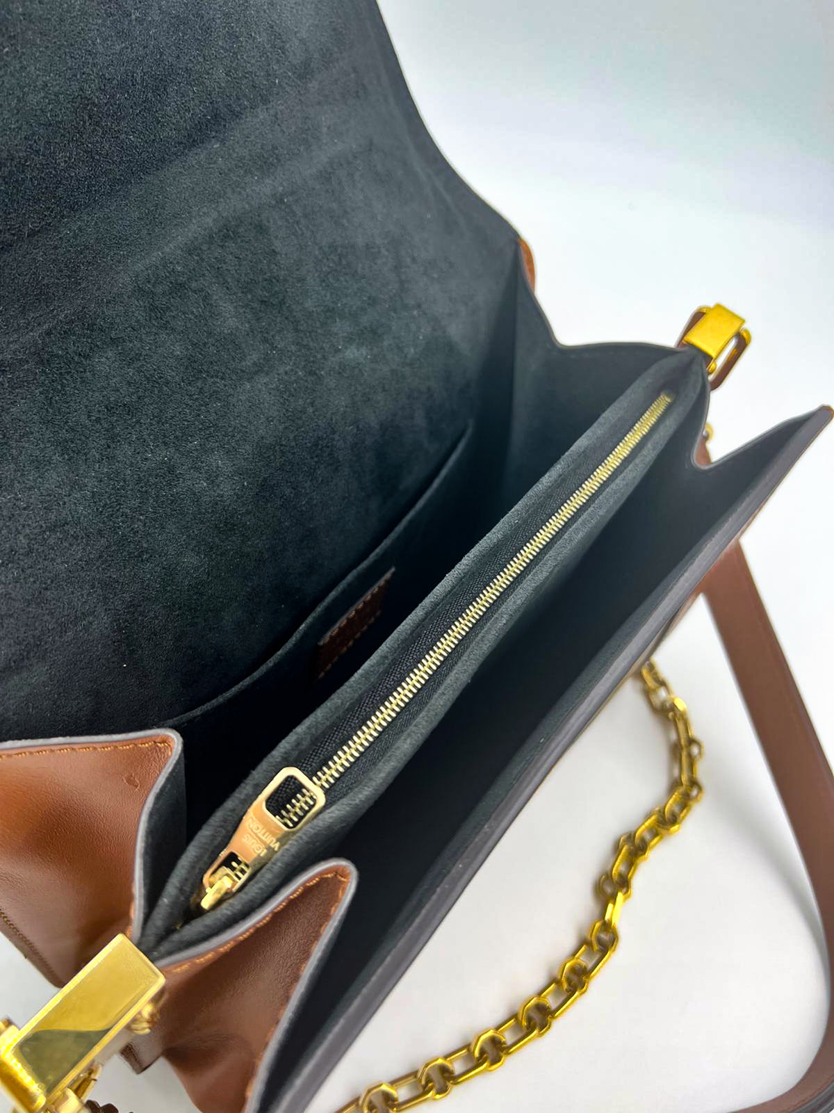 Innenansicht der LOUIS VUITTON Dauphine MM Monogram Reverse mit Reißverschluss und goldfarbener Kette