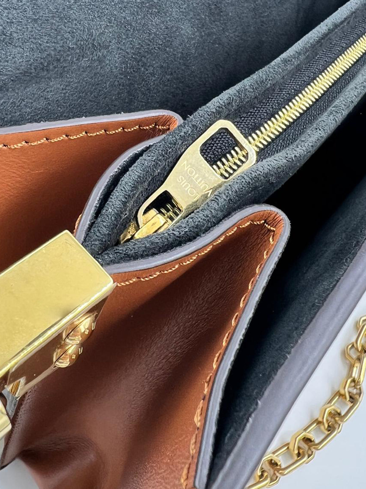 LOUIS VUITTON Dauphine MM Monogram Reverse, Detailansicht mit Innenfach und goldfarbenem Reißverschluss