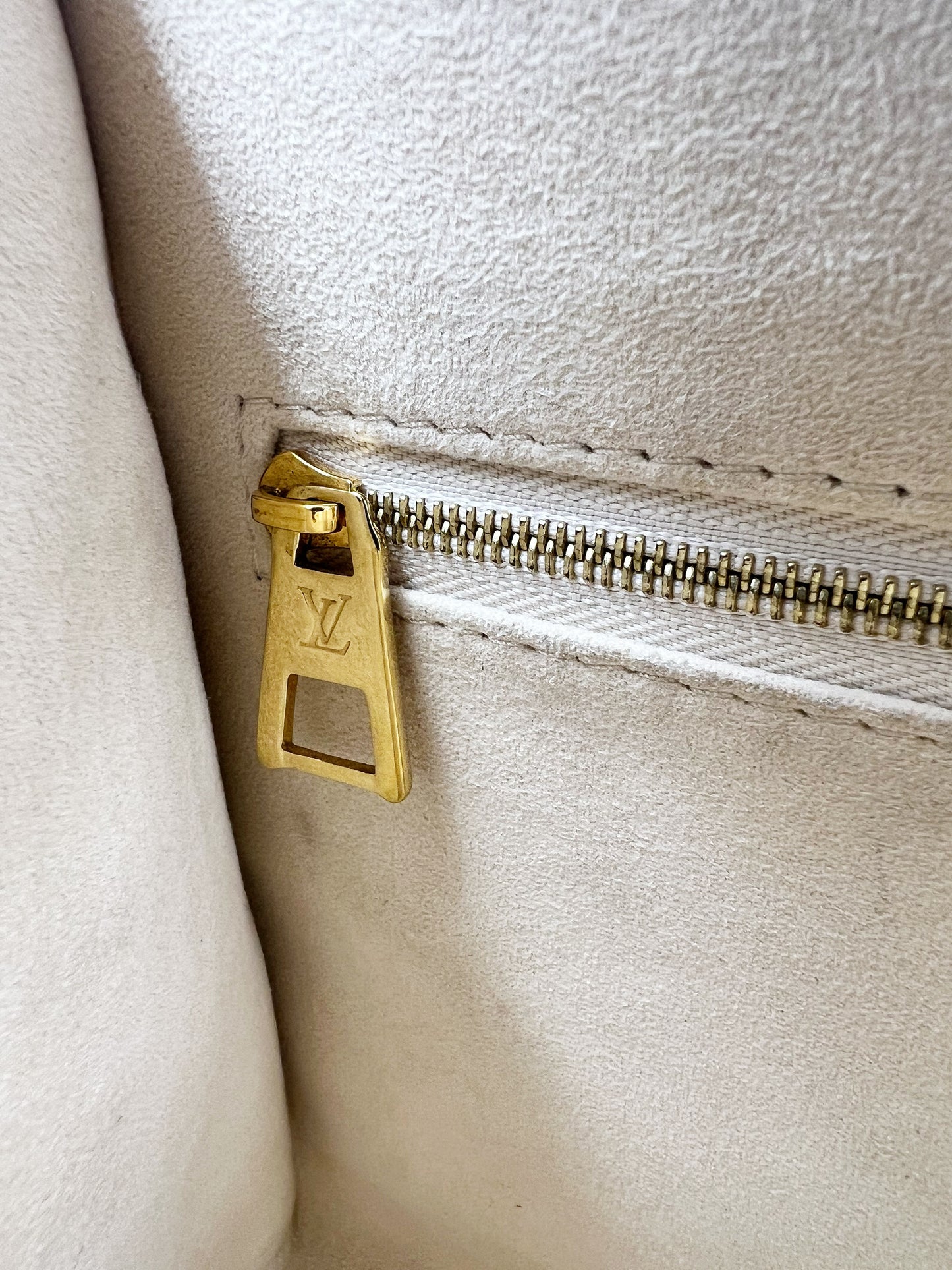 LOUIS VUITTON OnTheGo PM Monogram Empreinte Leder creme