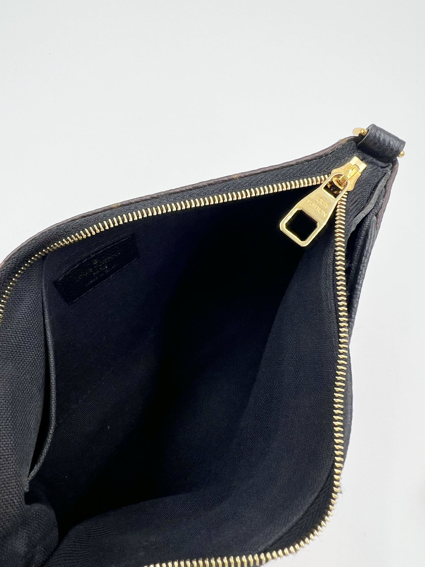 LOUIS VUITTON Pallas Clutch Monogram Canvas schwarz