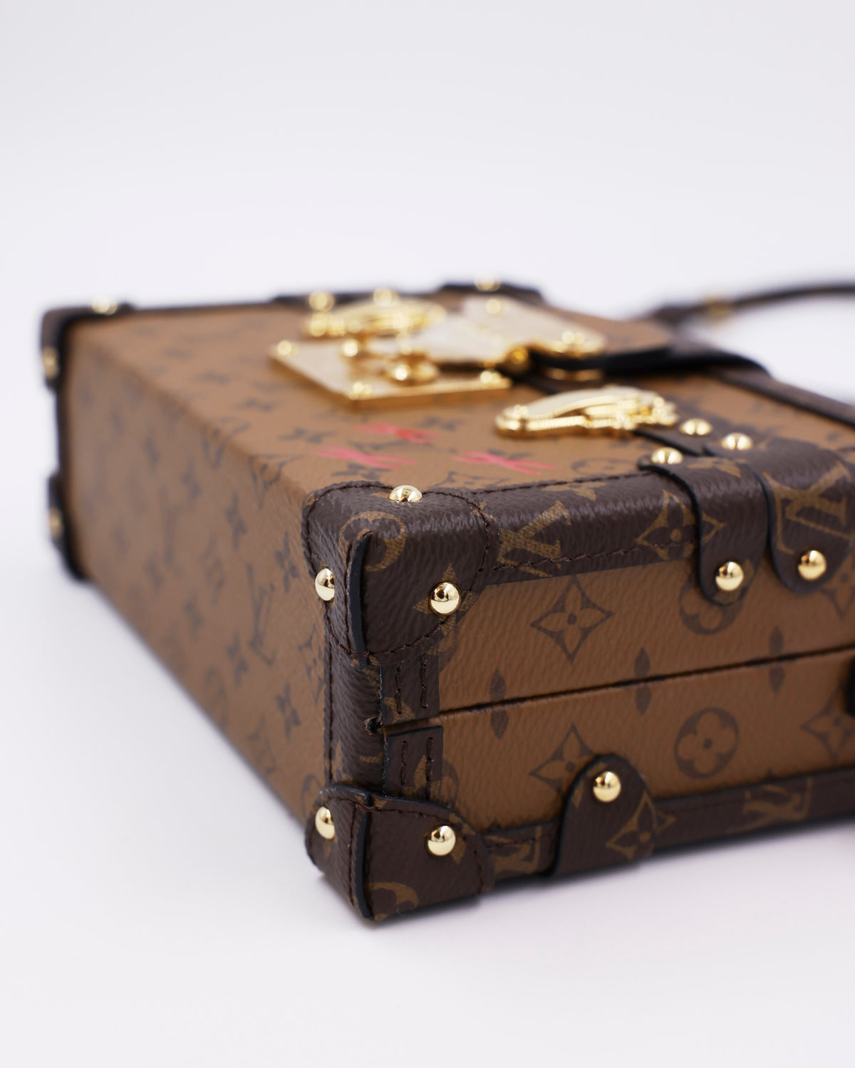 LOUIS VUITTON Petit Malle Monogram Reverse Designerhandtasche mit Monogramm und goldfarbenen Details