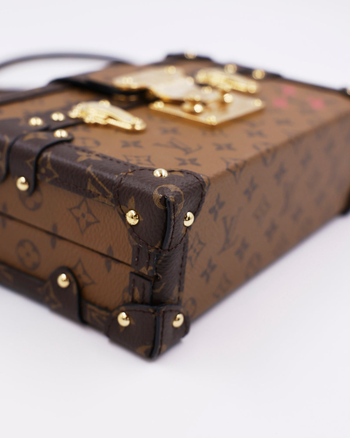 LOUIS VUITTON Petit Malle Monogram Reverse, braune Designerhandtasche mit Monogramm und goldfarbenen Details