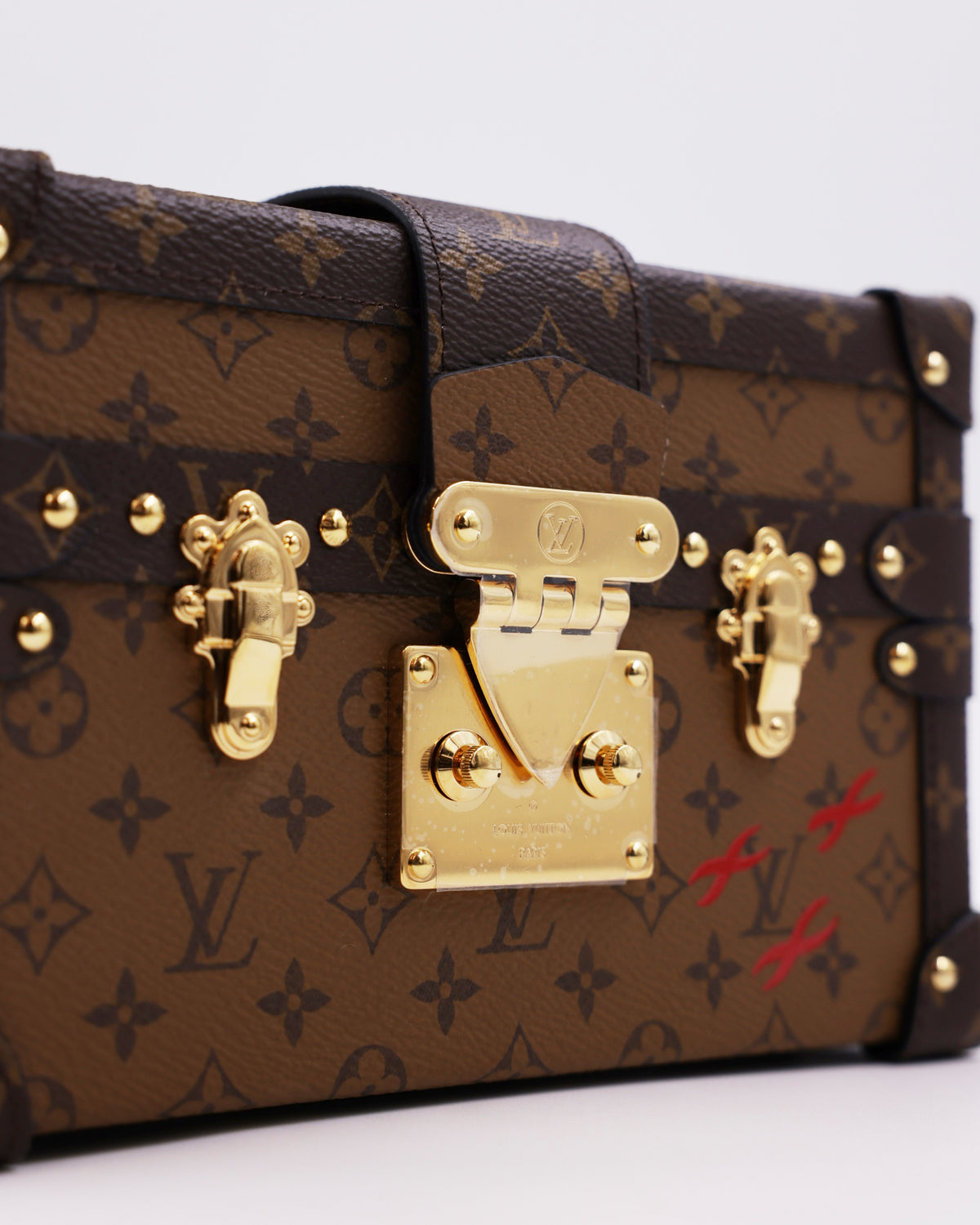 LOUIS VUITTON Petit Malle Monogram Reverse Designerhandtasche mit Monogramm und goldfarbenem Verschluss
