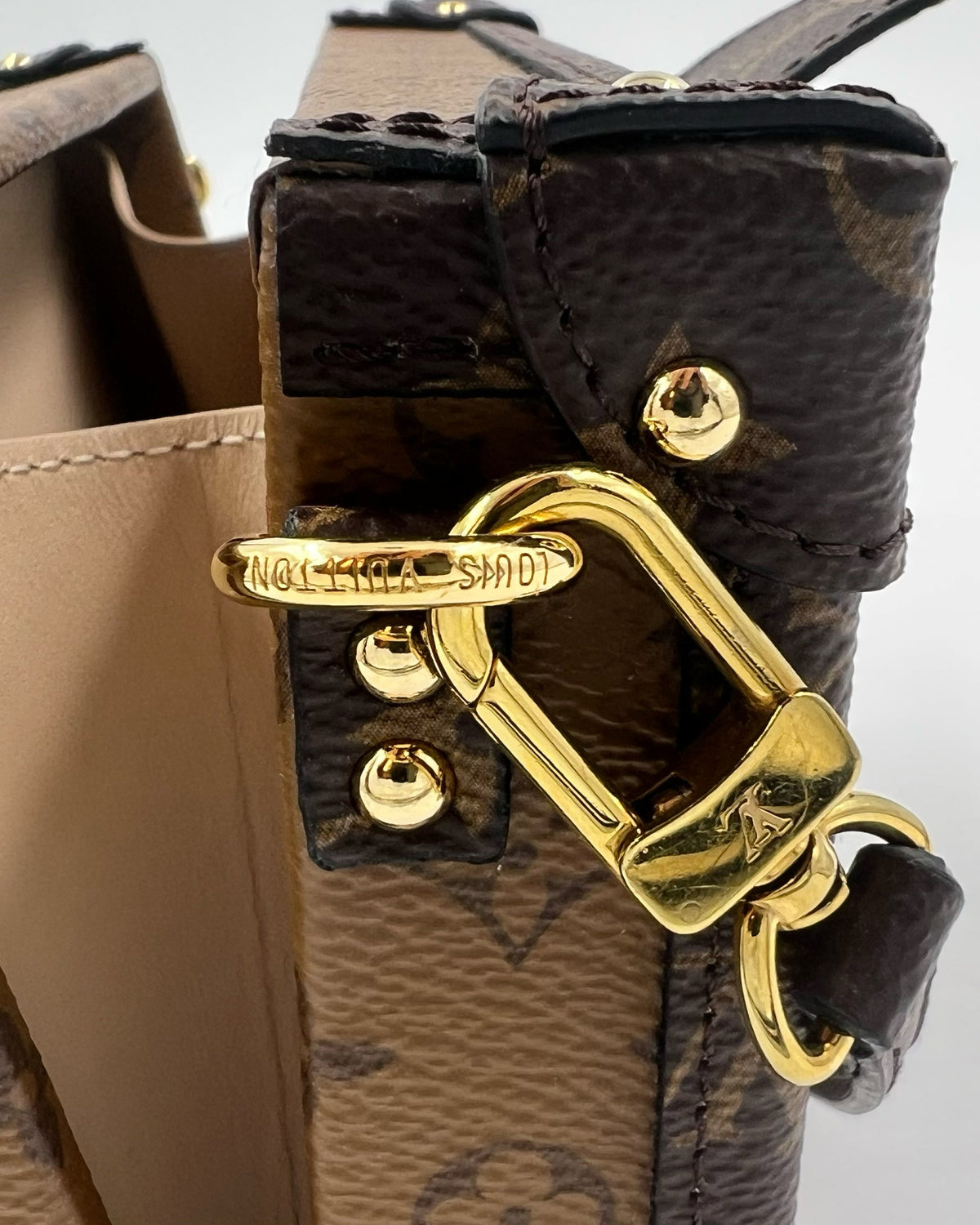 LOUIS VUITTON Petit Malle Monogram Reverse mit goldfarbenem Verschluss
