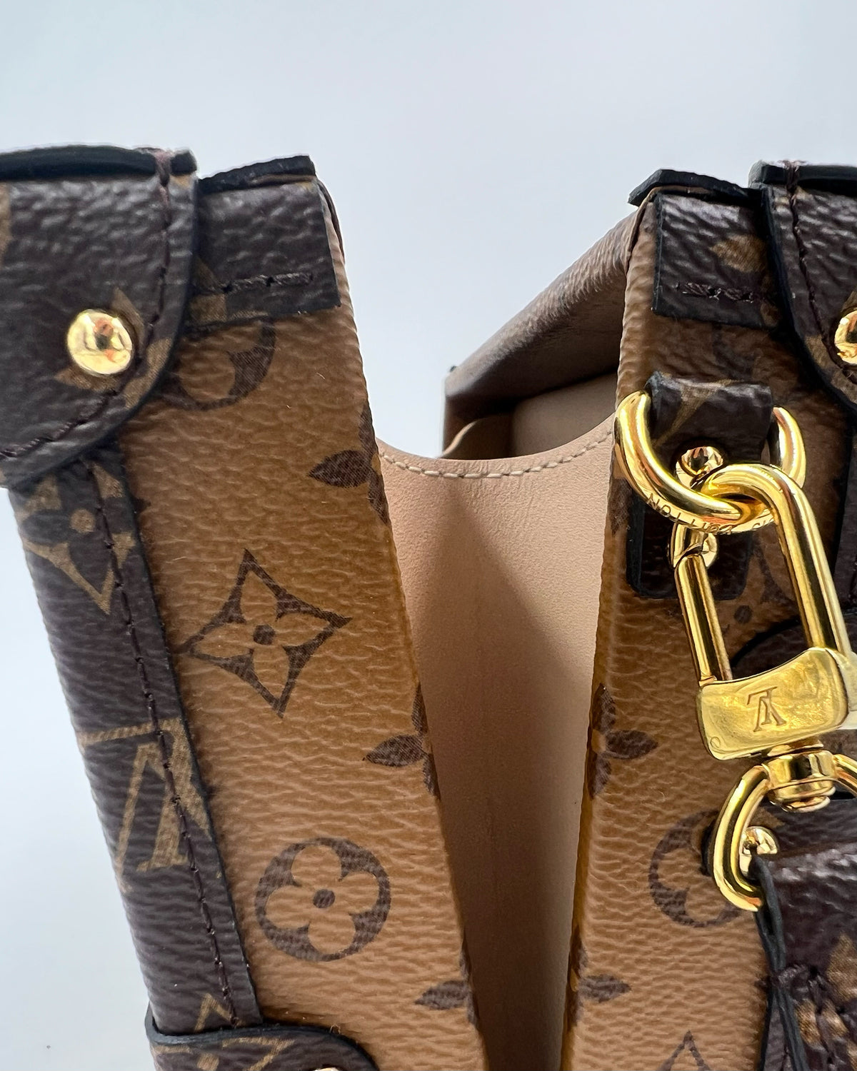 LOUIS VUITTON Petit Malle Monogram Reverse, Detailansicht einer hochwertigen Secondhand Designerhandtasche