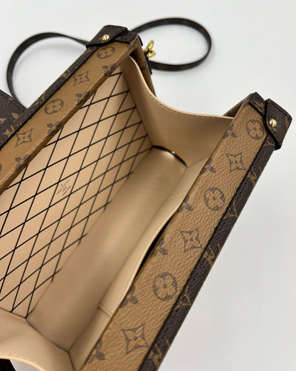 LOUIS VUITTON Petit Malle Monogram Reverse, Innenansicht mit Monogramm und beigefarbenem Futter