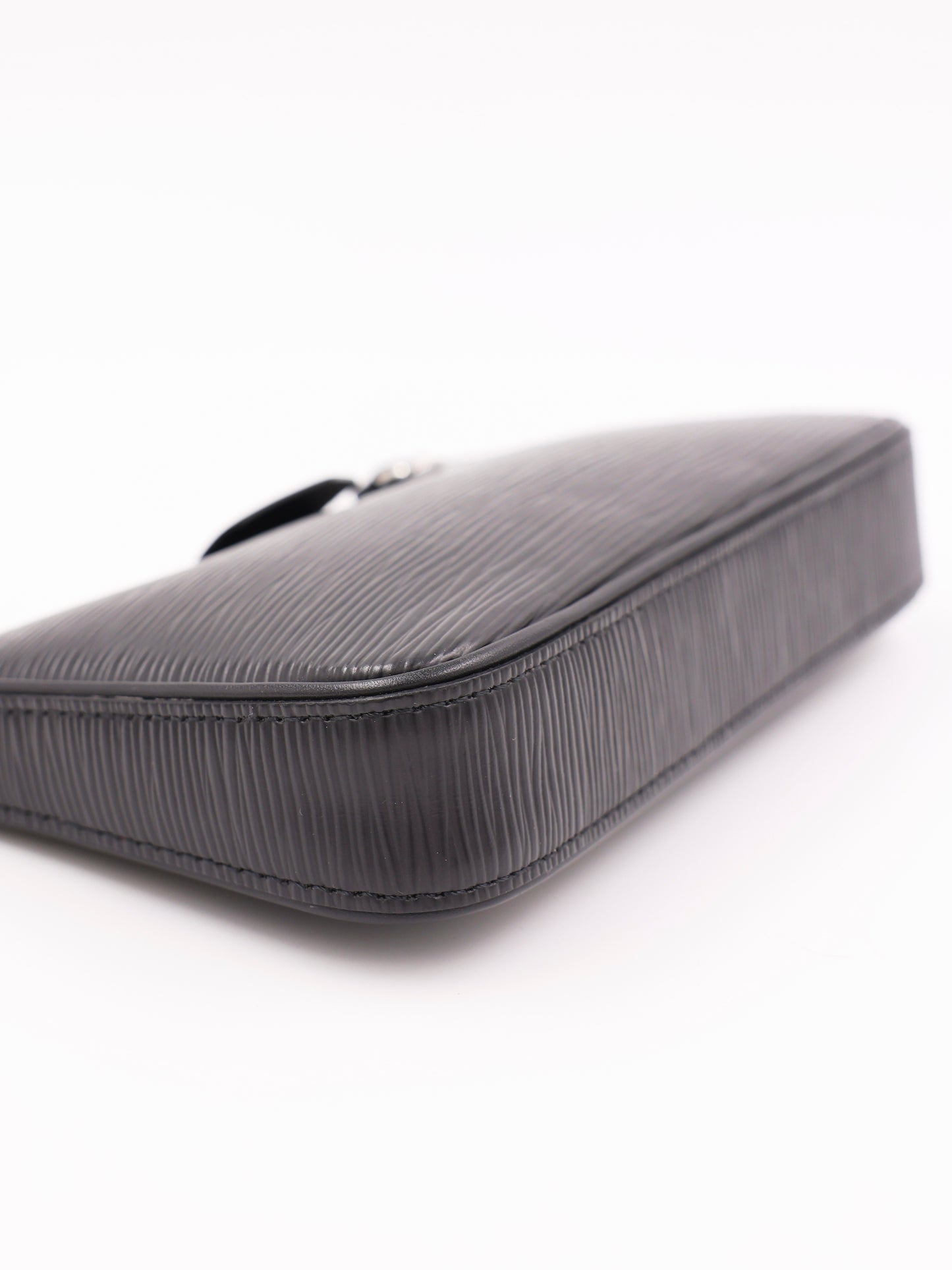 LOUIS VUITTON Easy Pouch On Strap Epi schwarz
