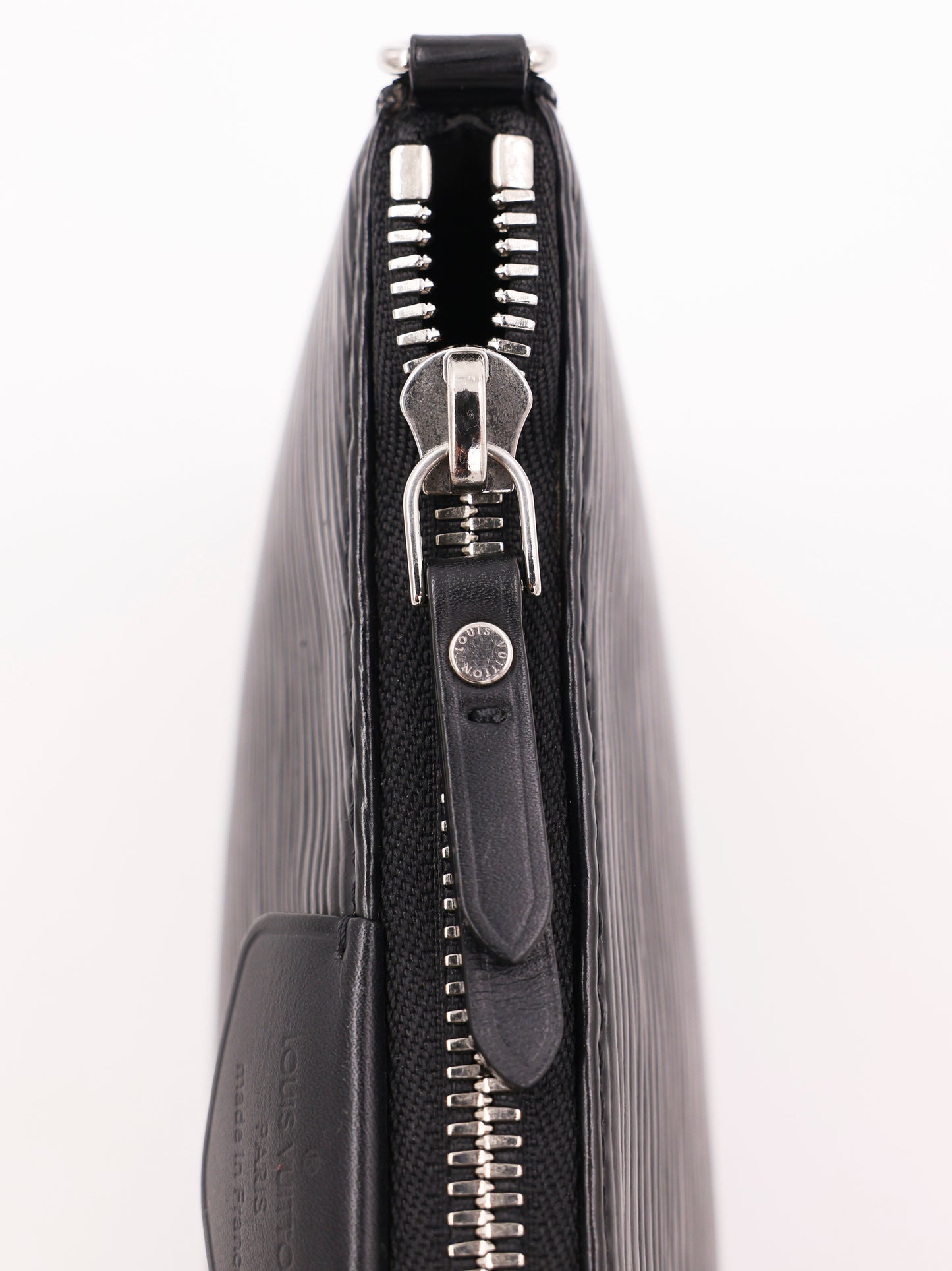 LOUIS VUITTON Easy Pouch On Strap Epi schwarz