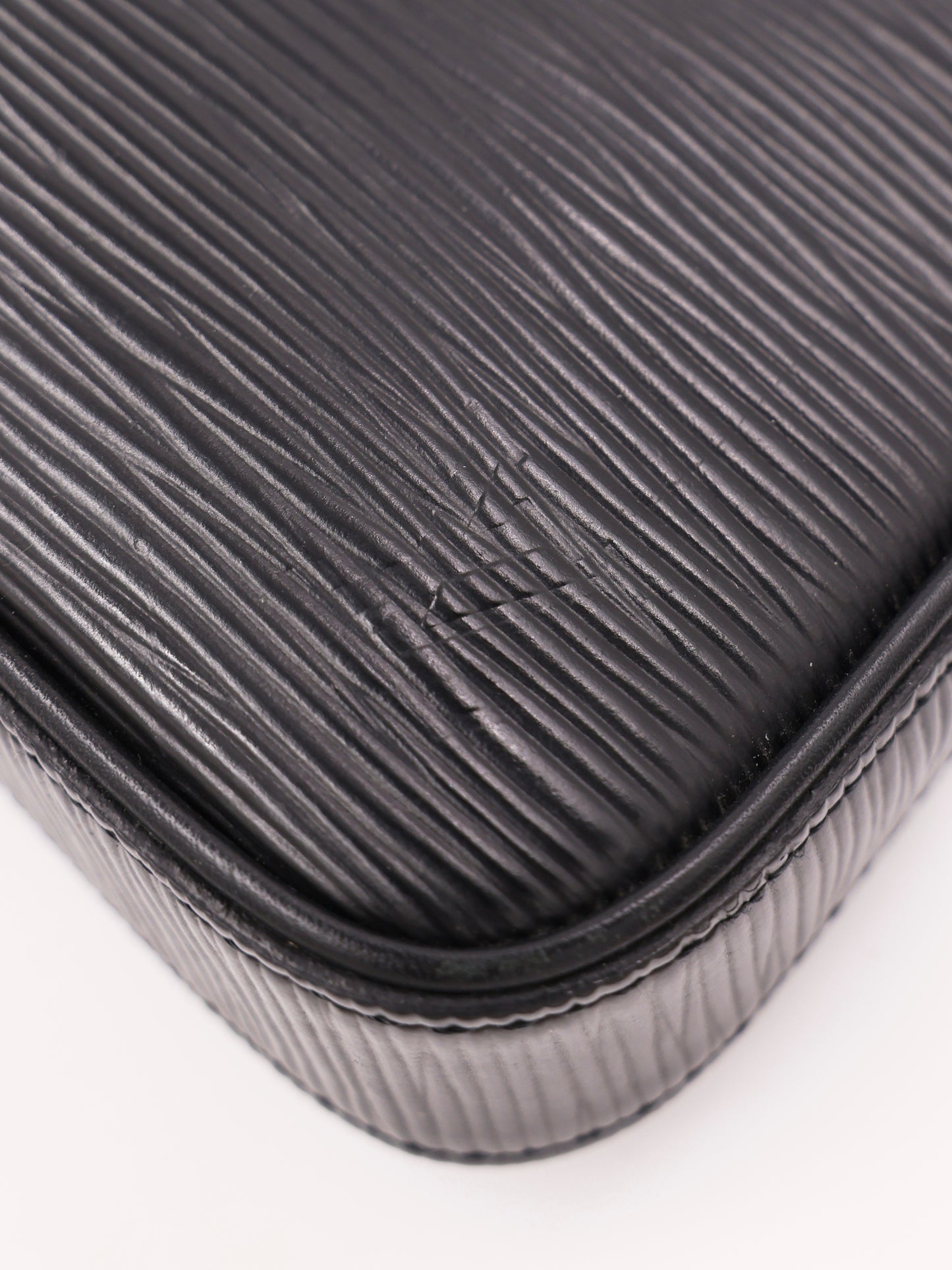 LOUIS VUITTON Easy Pouch On Strap Epi schwarz