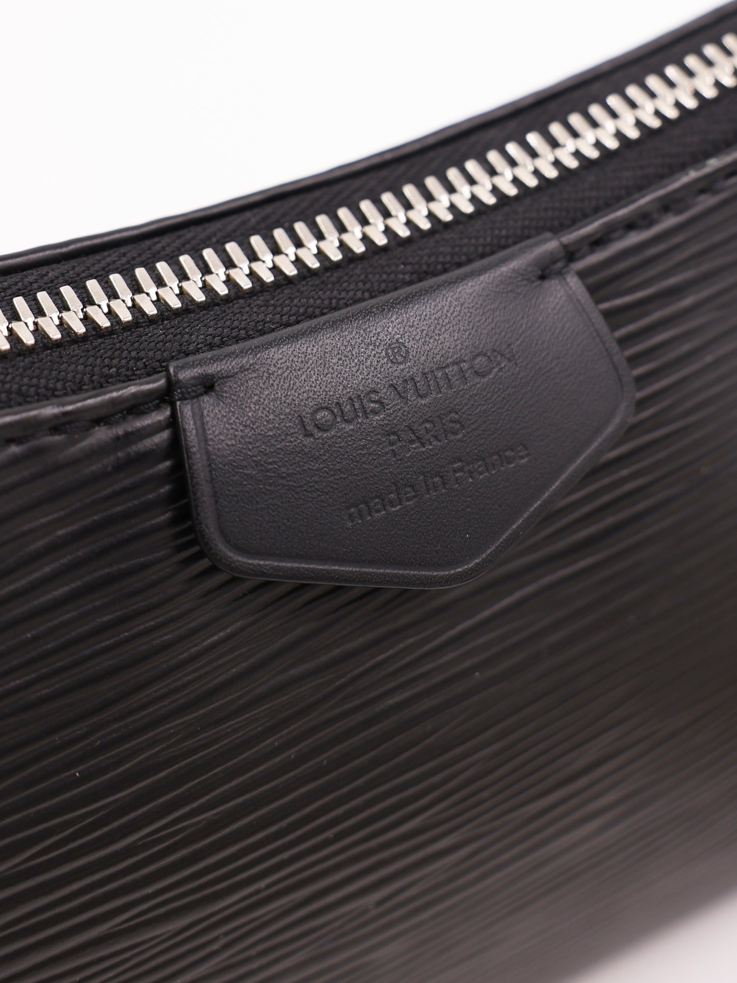 LOUIS VUITTON Easy Pouch On Strap Epi schwarz