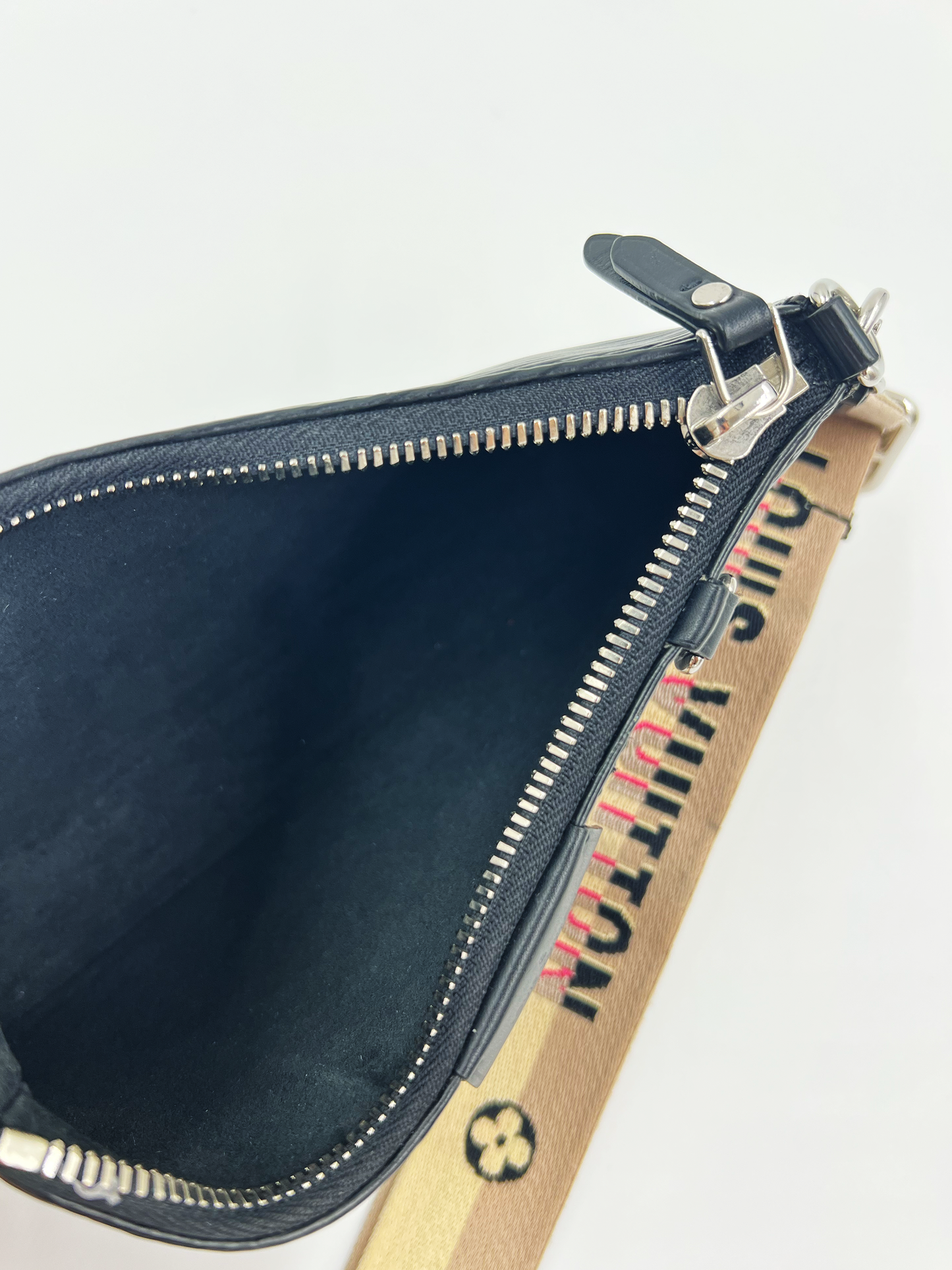 LOUIS VUITTON Easy Pouch On Strap Epi schwarz