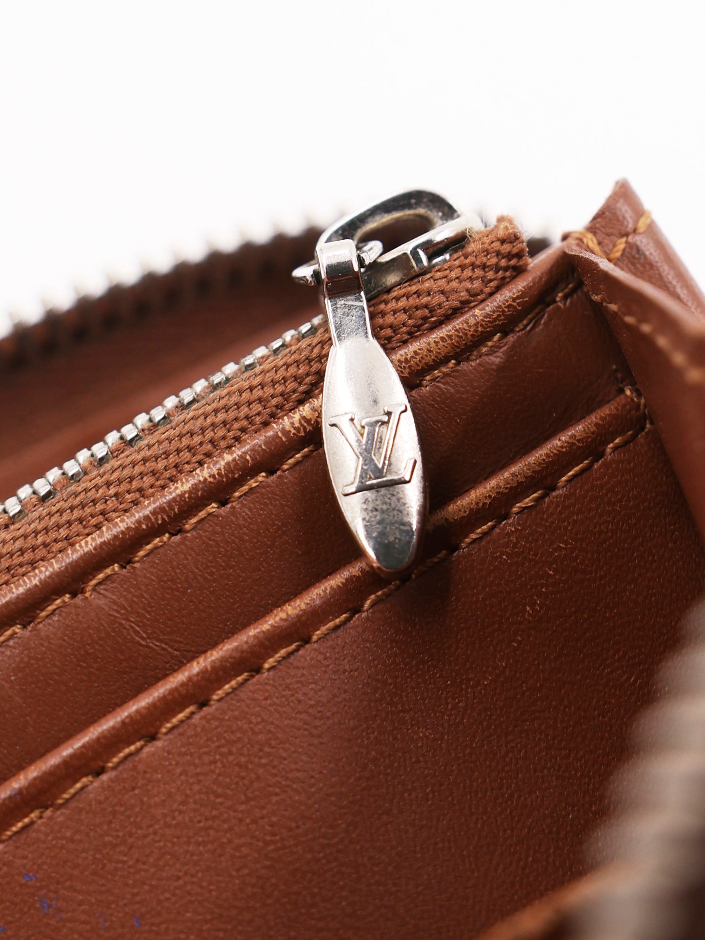 LOUIS VUITTON Suhali Zippy braun