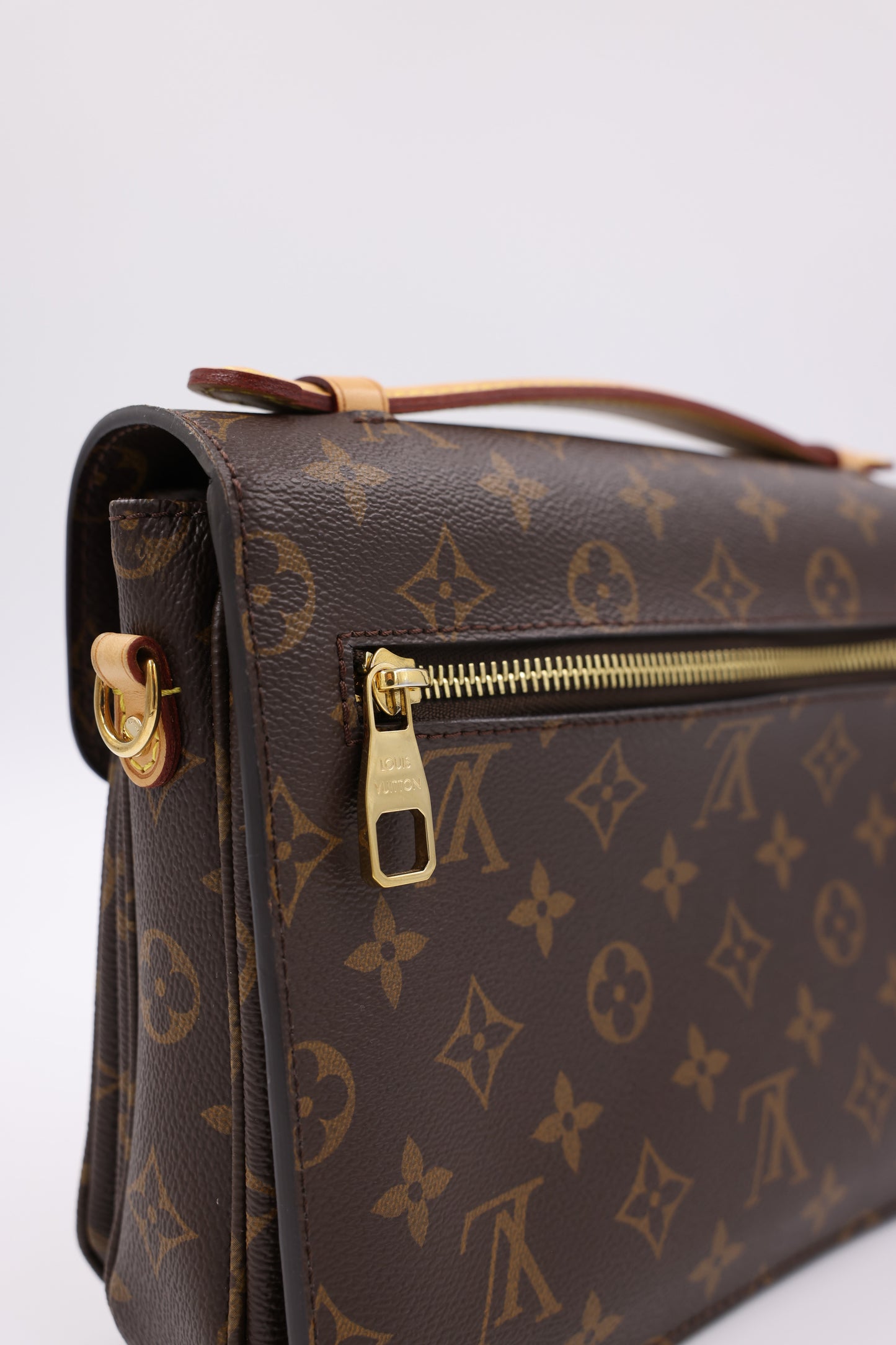 LOUIS VUITTON Pochette Metis Monogram Canvas
