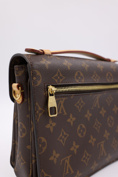 LOUIS VUITTON Pochette Metis Monogram Canvas