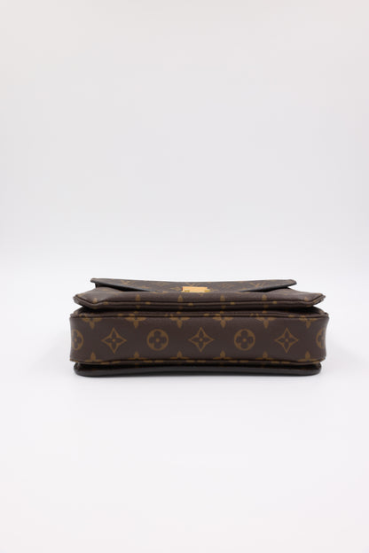 LOUIS VUITTON Pochette Metis Monogram Canvas