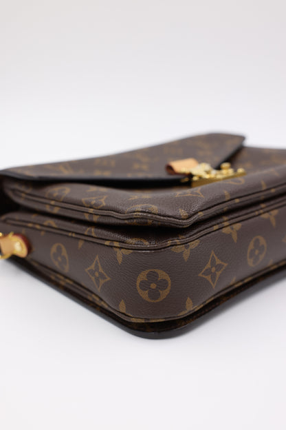 LOUIS VUITTON Pochette Metis Monogram Canvas