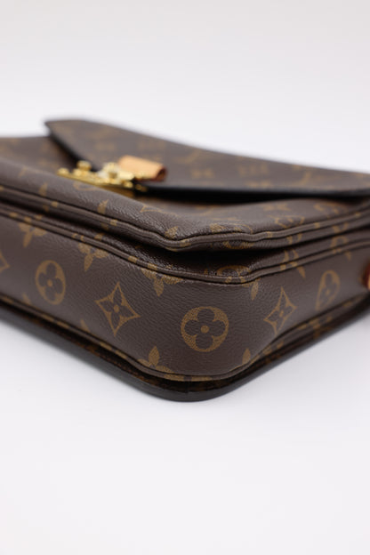 LOUIS VUITTON Pochette Metis Monogram Canvas