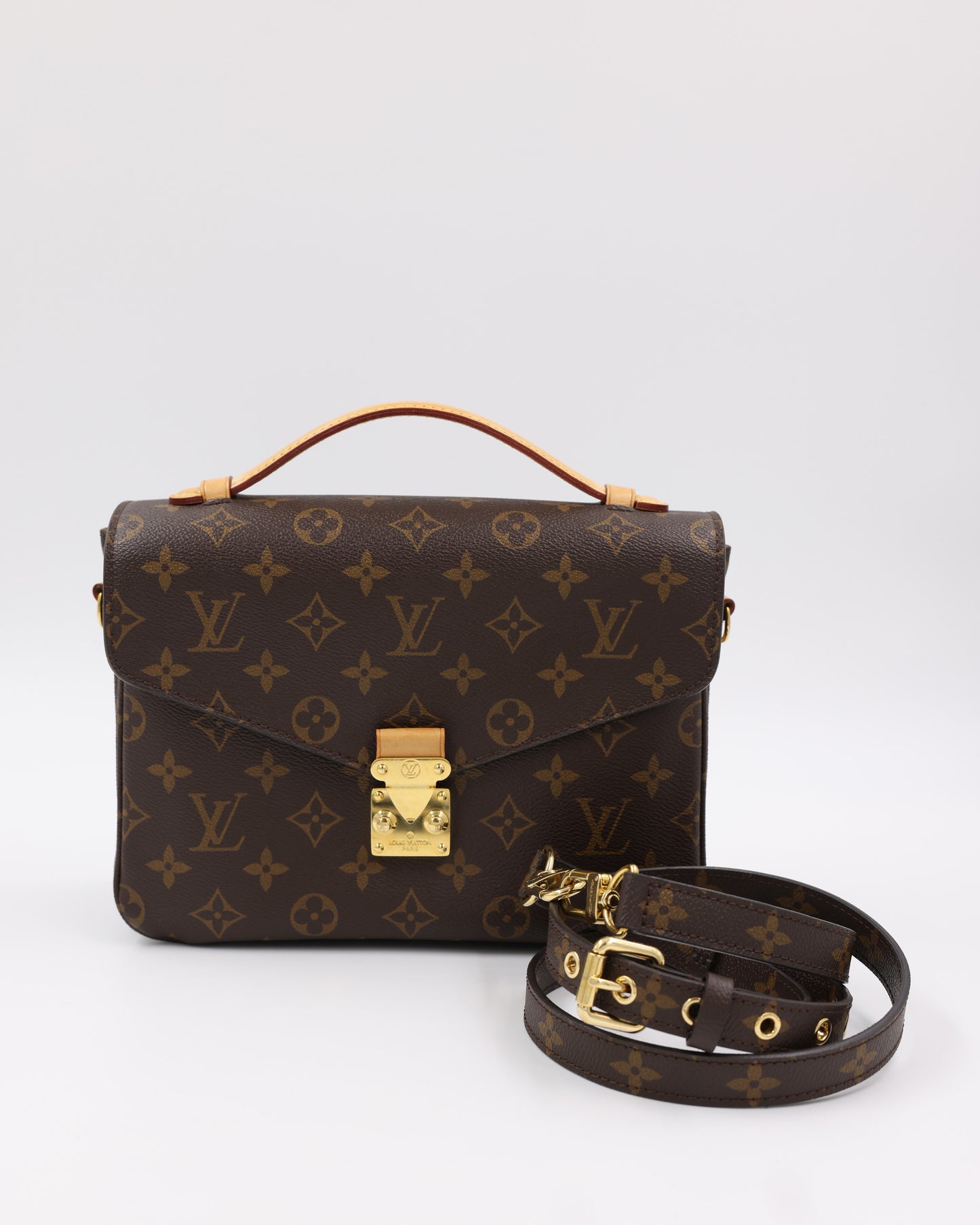 LOUIS VUITTON Pochette Metis Monogram Canvas