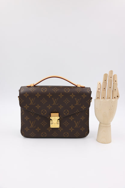 LOUIS VUITTON Pochette Metis Monogram Canvas
