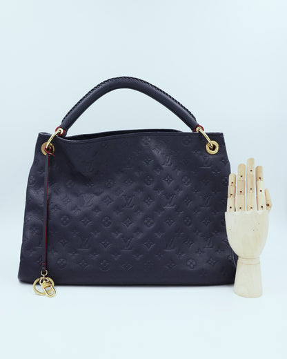 LOUIS VUITTON Artsy MM Monogram Empreinte dunkelblau, elegante Secondhand Designerhandtasche