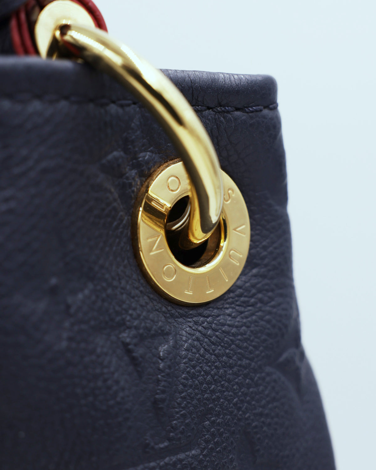 LOUIS VUITTON Artsy MM Monogram Empreinte dunkelblau mit goldfarbenem Verschluss in Detailaufnahme
