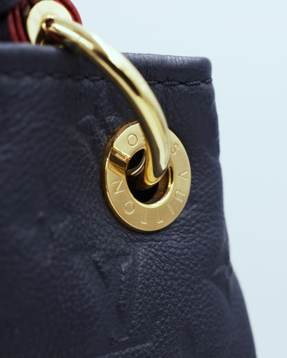 LOUIS VUITTON Artsy MM Monogram Empreinte dunkelblau mit goldfarbenem Verschluss in Detailaufnahme