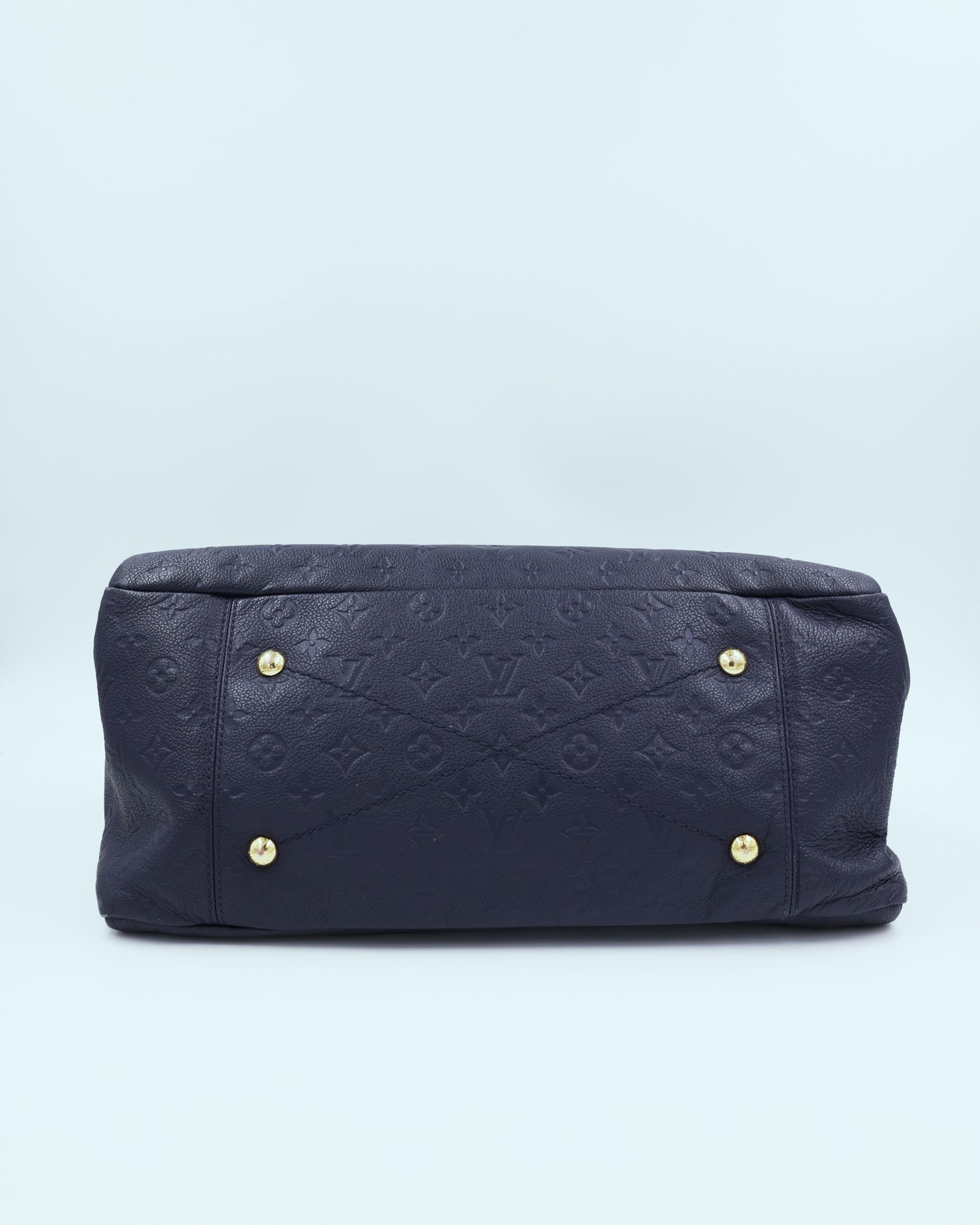 LOUIS VUITTON Artsy MM Monogram Empreinte dunkelblau Unterseite der Designerhandtasche