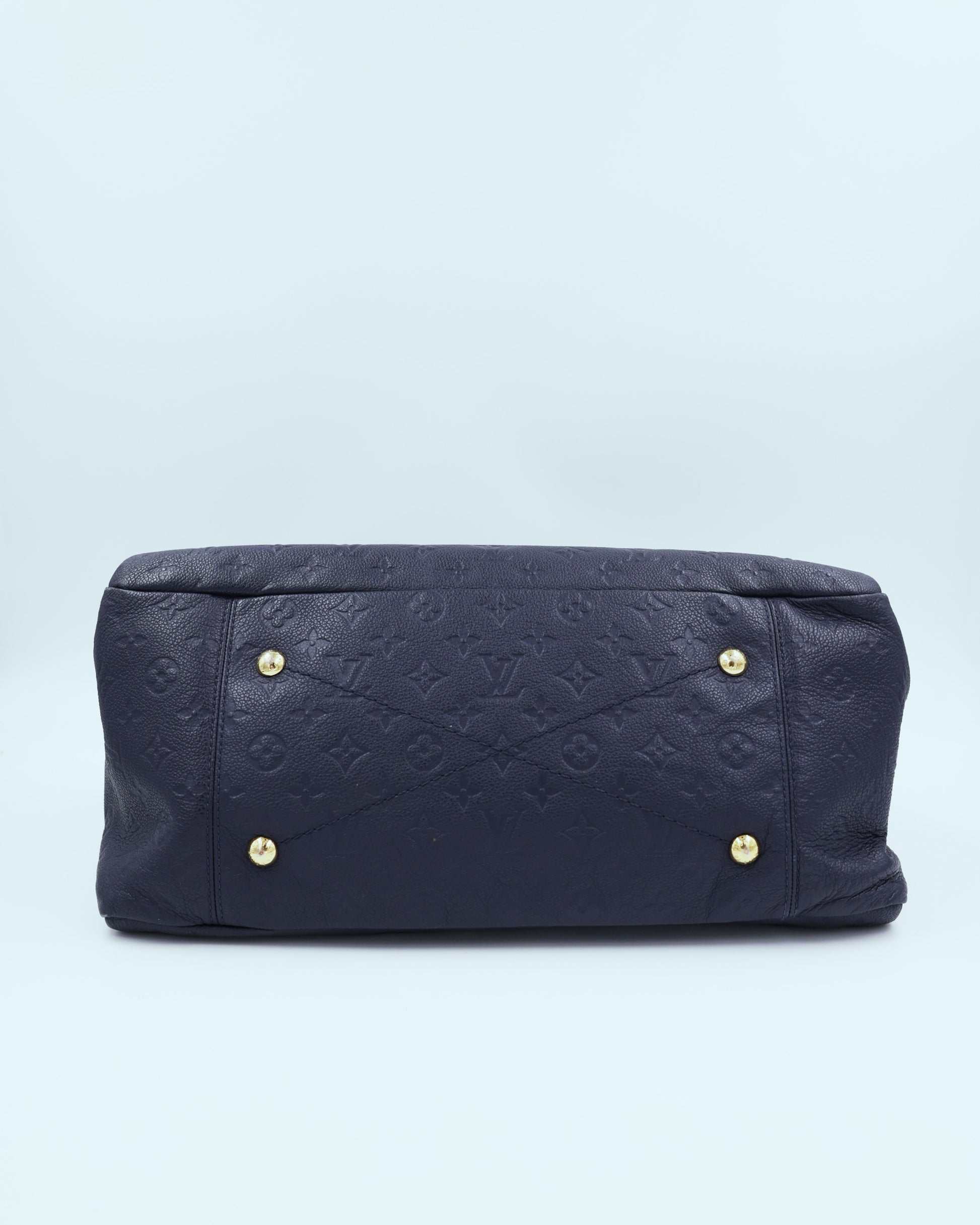 LOUIS VUITTON Artsy MM Monogram Empreinte dunkelblau Unterseite der Designerhandtasche