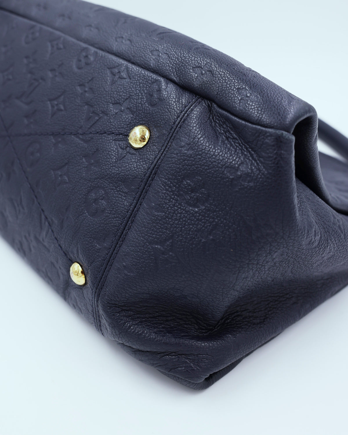 LOUIS VUITTON Artsy MM Monogram Empreinte dunkelblau Detailansicht der luxuriösen Designerhandtasche