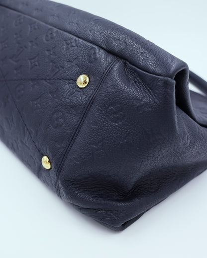 LOUIS VUITTON Artsy MM Monogram Empreinte dunkelblau Detailansicht der luxuriösen Designerhandtasche