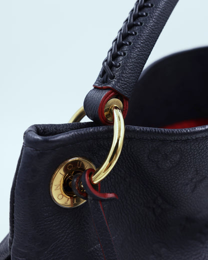 LOUIS VUITTON Artsy MM Monogram Empreinte dunkelblau Detailansicht der Ledergriffe und goldenen Beschläge