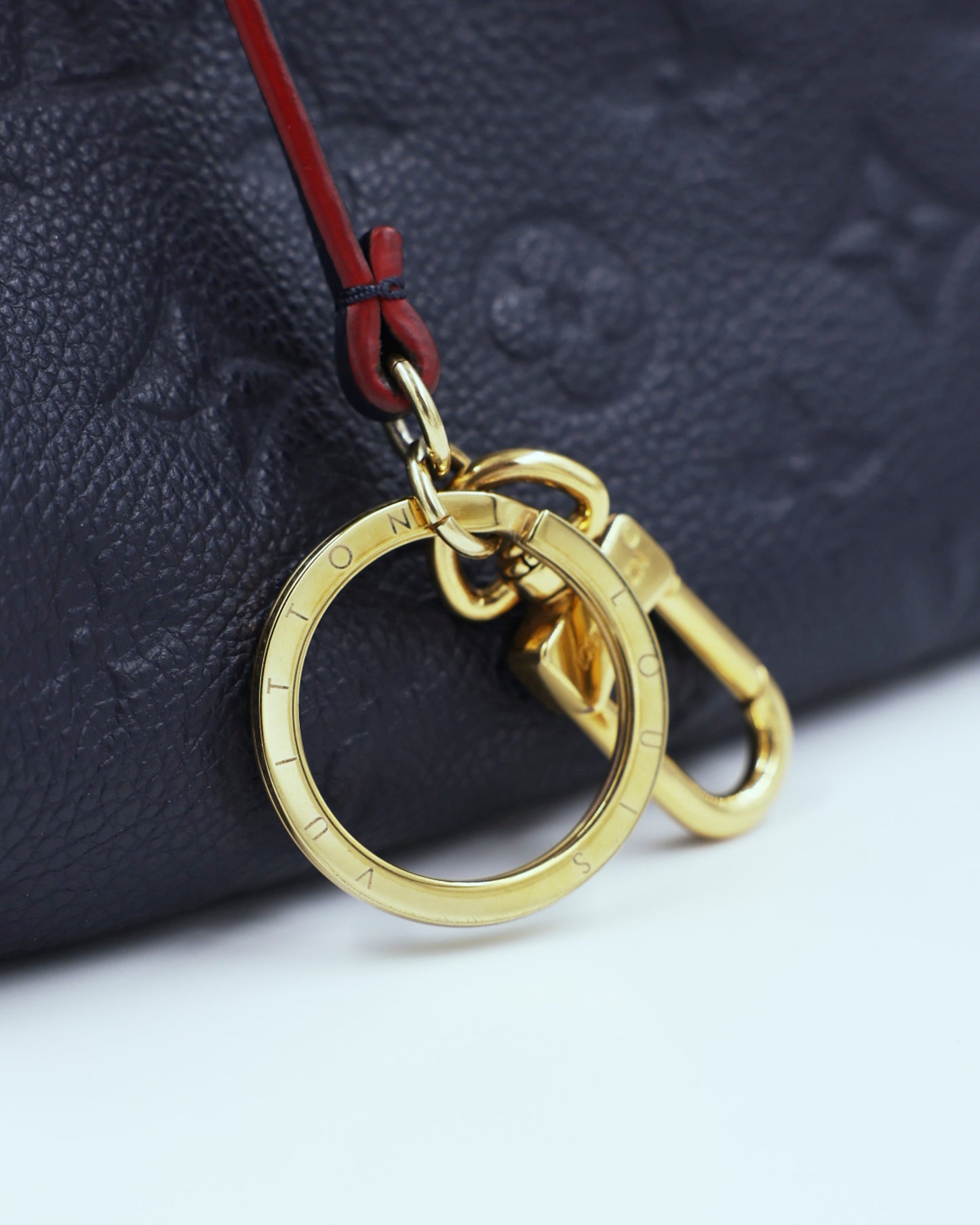 LOUIS VUITTON Artsy MM Monogram Empreinte dunkelblau mit goldfarbenem Schlüsselring