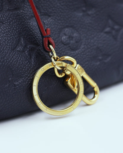 LOUIS VUITTON Artsy MM Monogram Empreinte dunkelblau mit goldfarbenem Schlüsselring