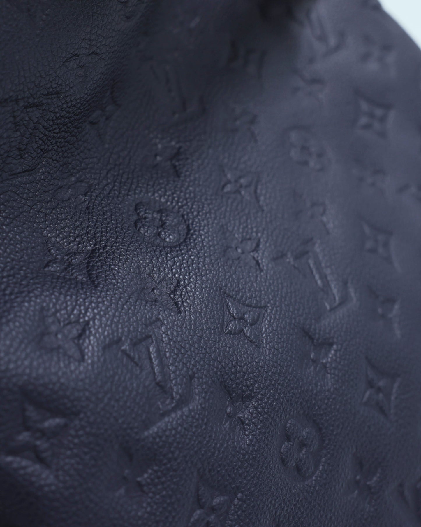 LOUIS VUITTON Artsy MM Monogram Empreinte dunkelblau, Detailansicht der geprägten Lederstruktur