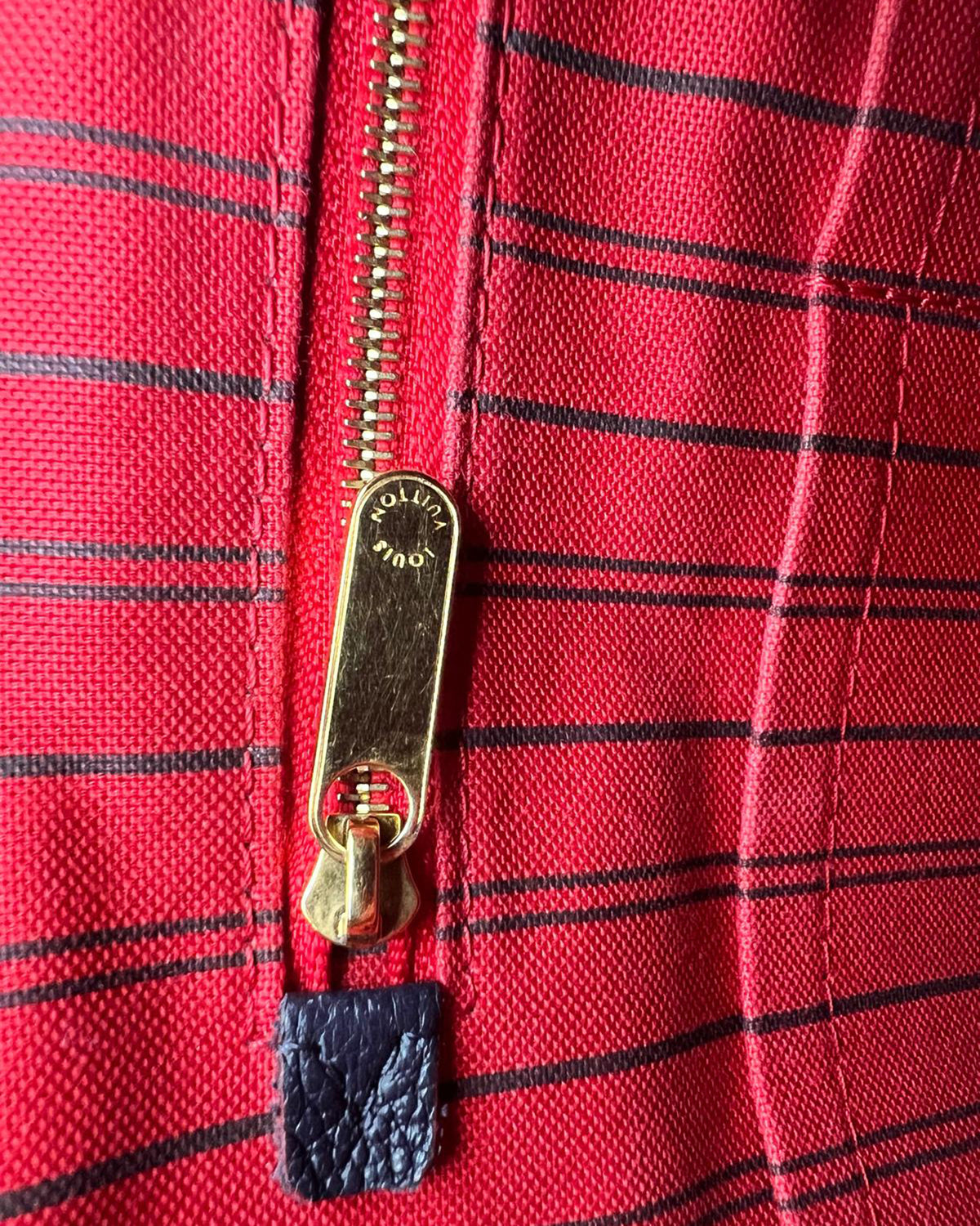 LOUIS VUITTON Artsy MM Monogram Empreinte dunkelblau Detailaufnahme des Reißverschlusses
