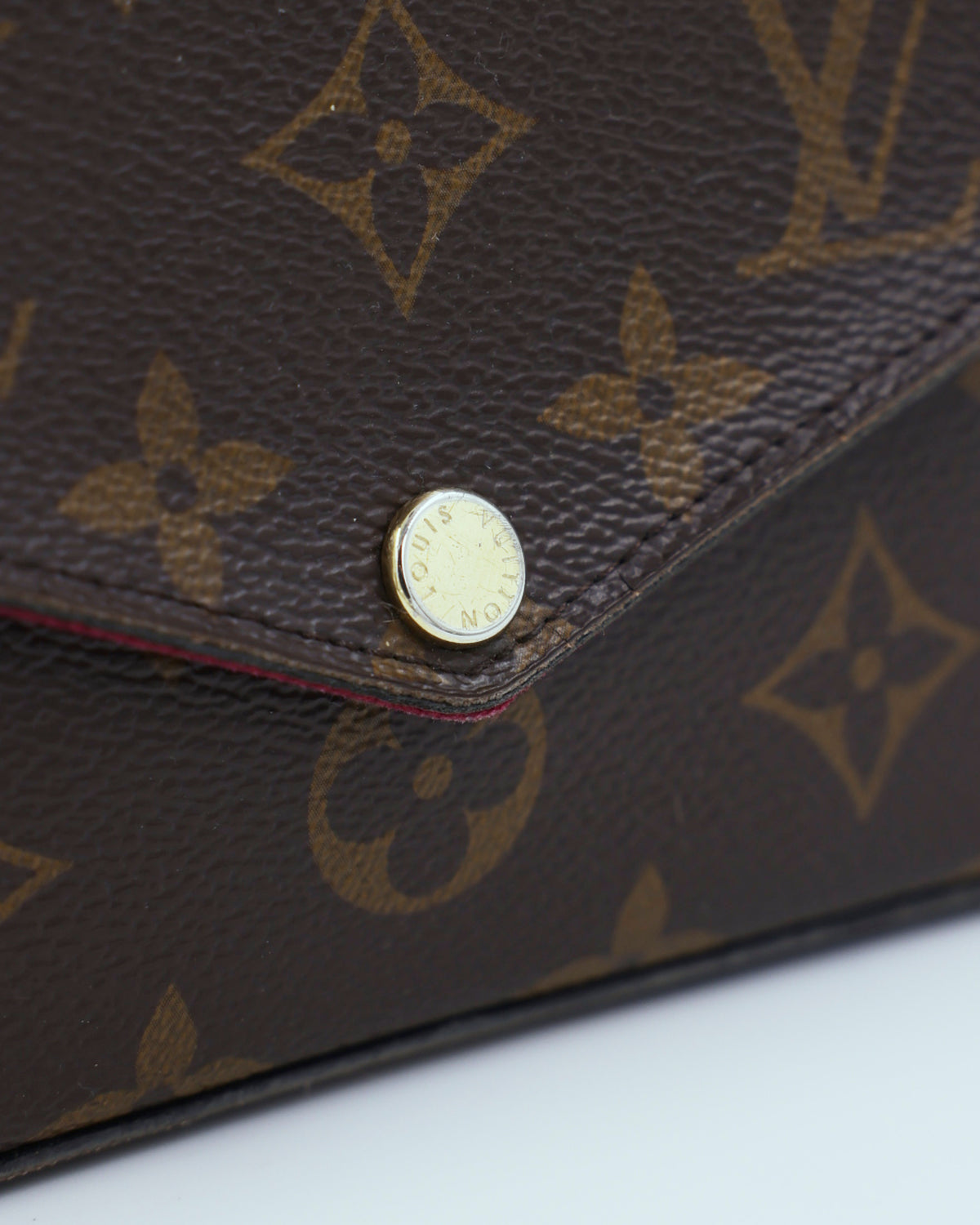 LOUIS VUITTON Felicie Monogram Canvas Detailaufnahme mit goldfarbenem Druckknopf