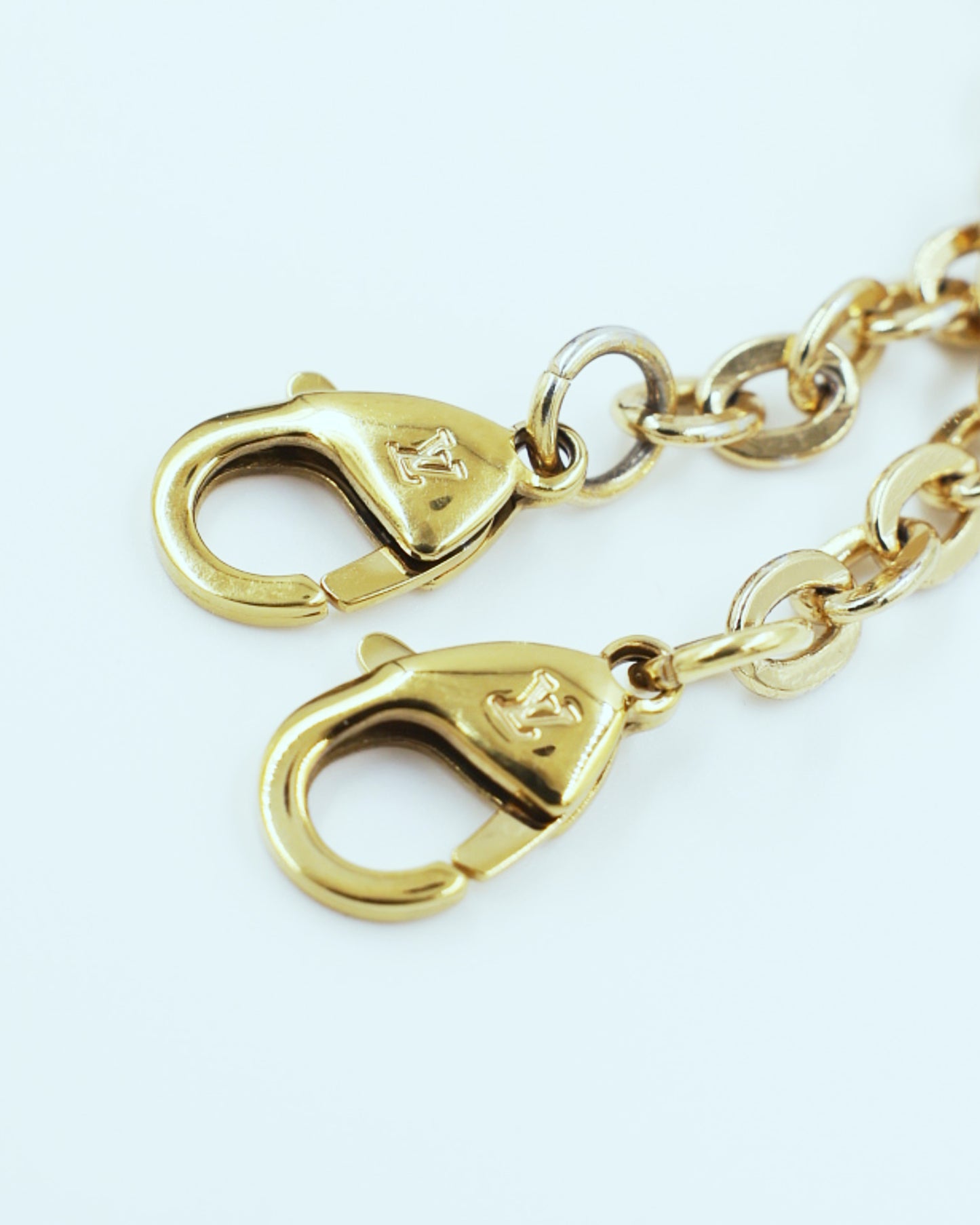 LOUIS VUITTON Felicie Monogram Canvas mit goldfarbener Kette und Karabinerhaken