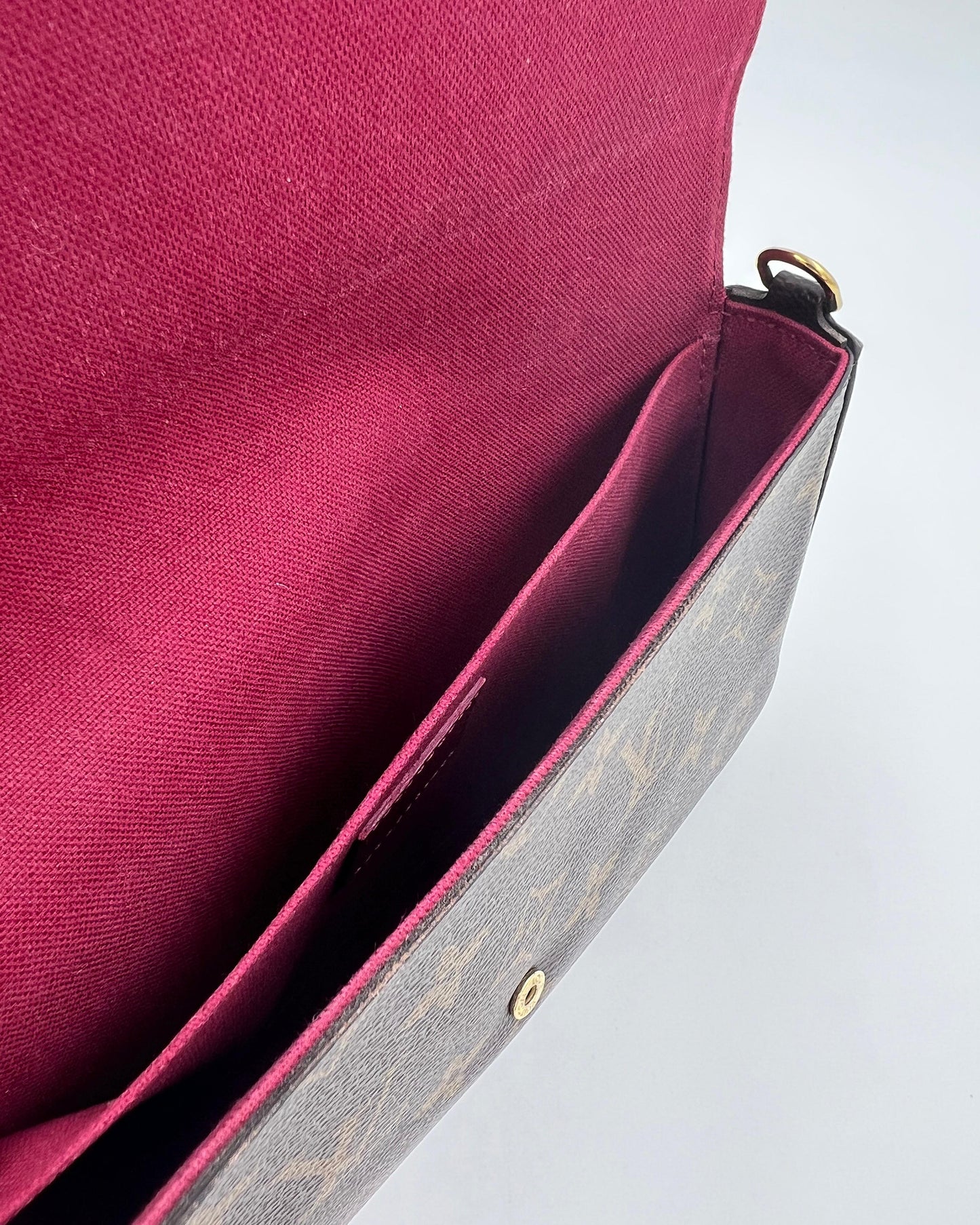 LOUIS VUITTON Felicie Monogram Canvas, geöffnete Clutch mit bordeauxrotem Innenfutter
