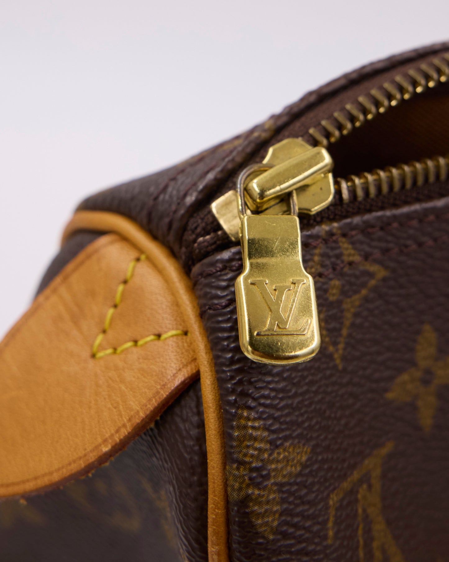 LOUIS VUITTON Flanerie Monogram Canvas Detailansicht mit goldenem Reißverschluss und Monogramm-Muster