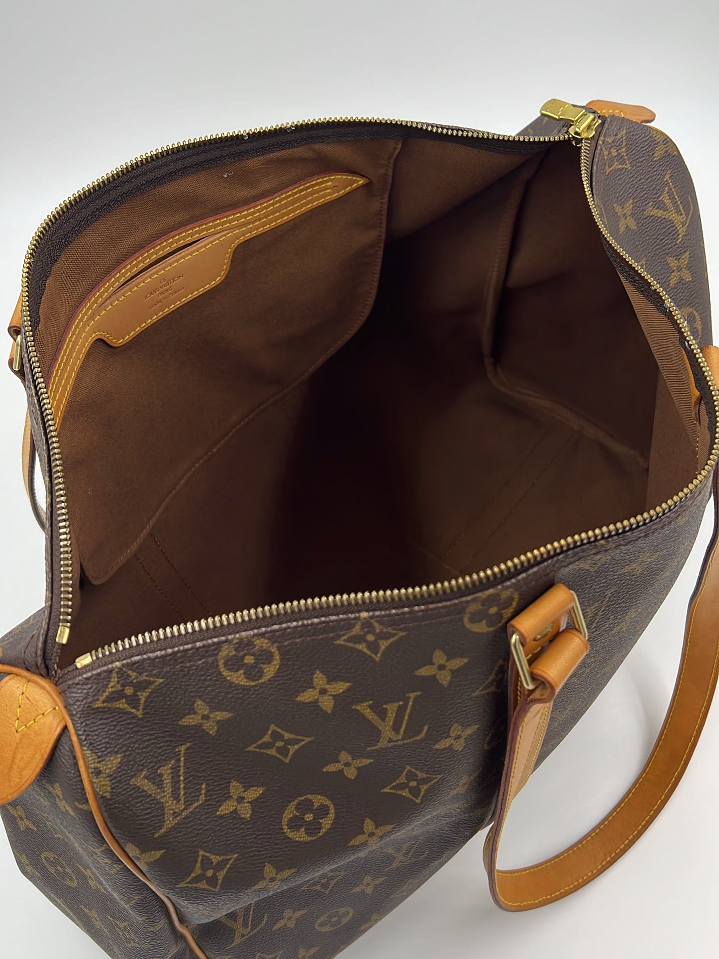 LOUIS VUITTON Flanerie Monogram Canvas, geöffnete Designerhandtasche mit geräumigem braunem Innenraum