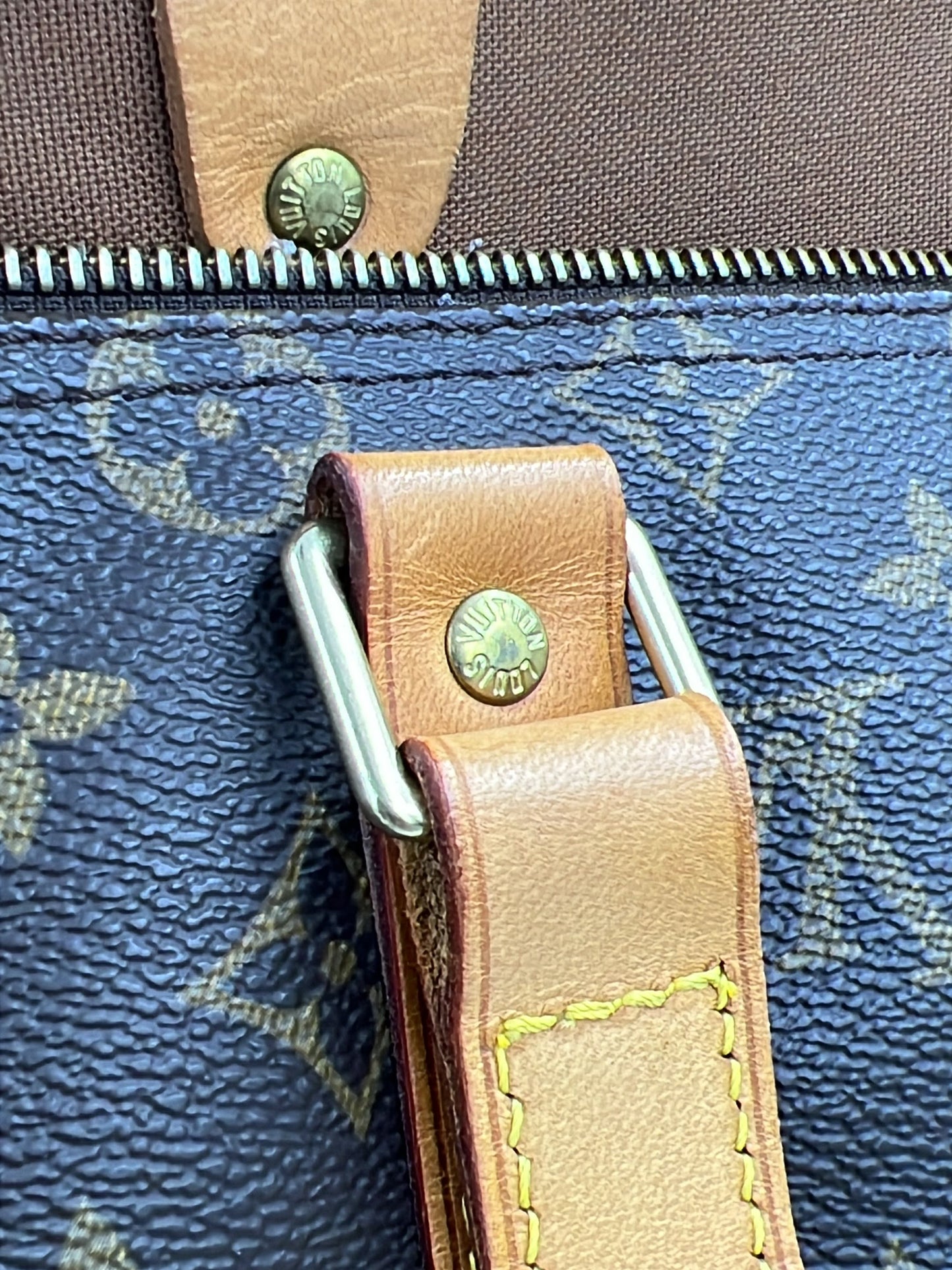 LOUIS VUITTON Flanerie Monogram Canvas Detailansicht von Reißverschluss und Lederlasche