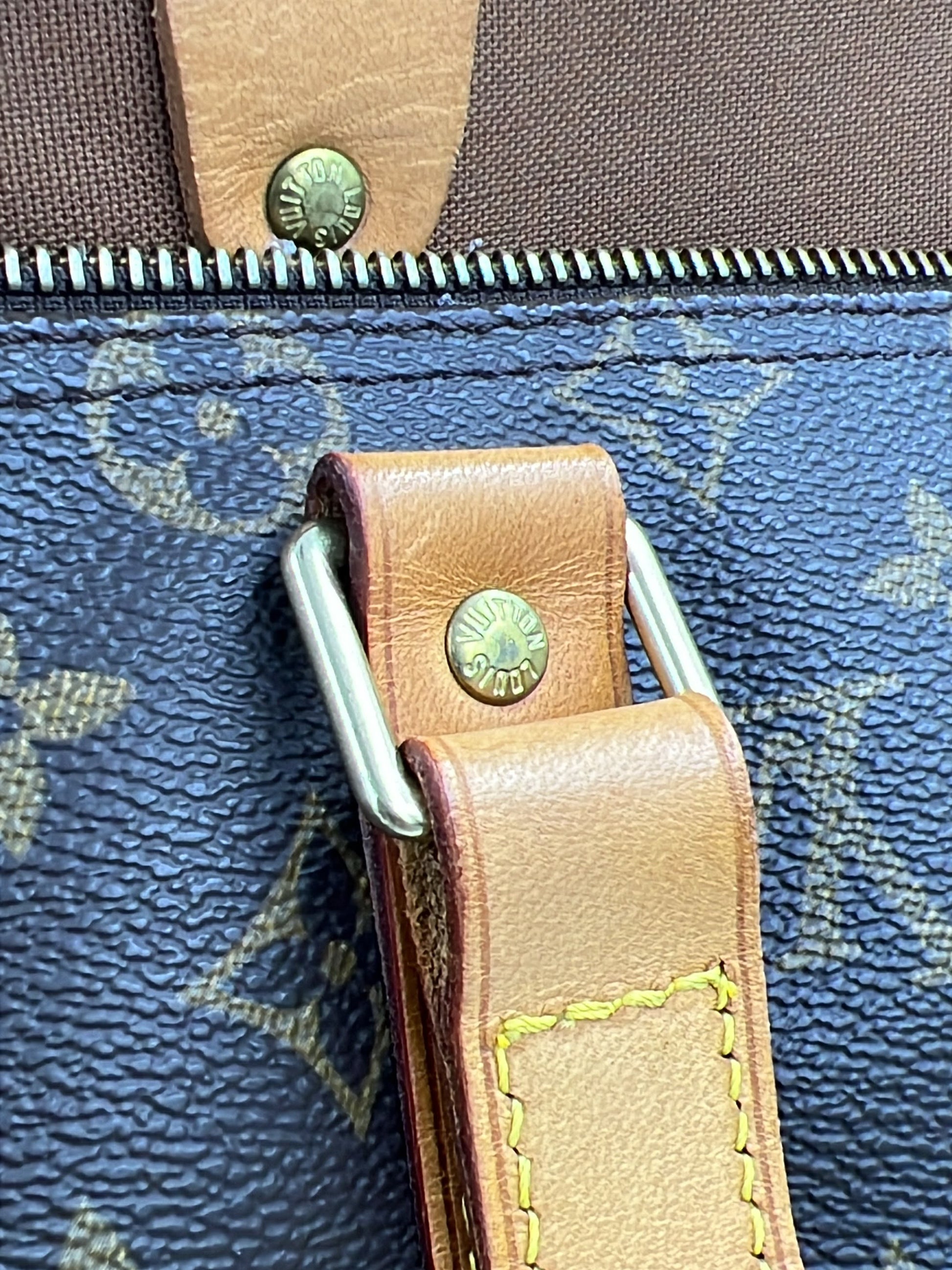 LOUIS VUITTON Flanerie Monogram Canvas Detailansicht von Reißverschluss und Lederlasche