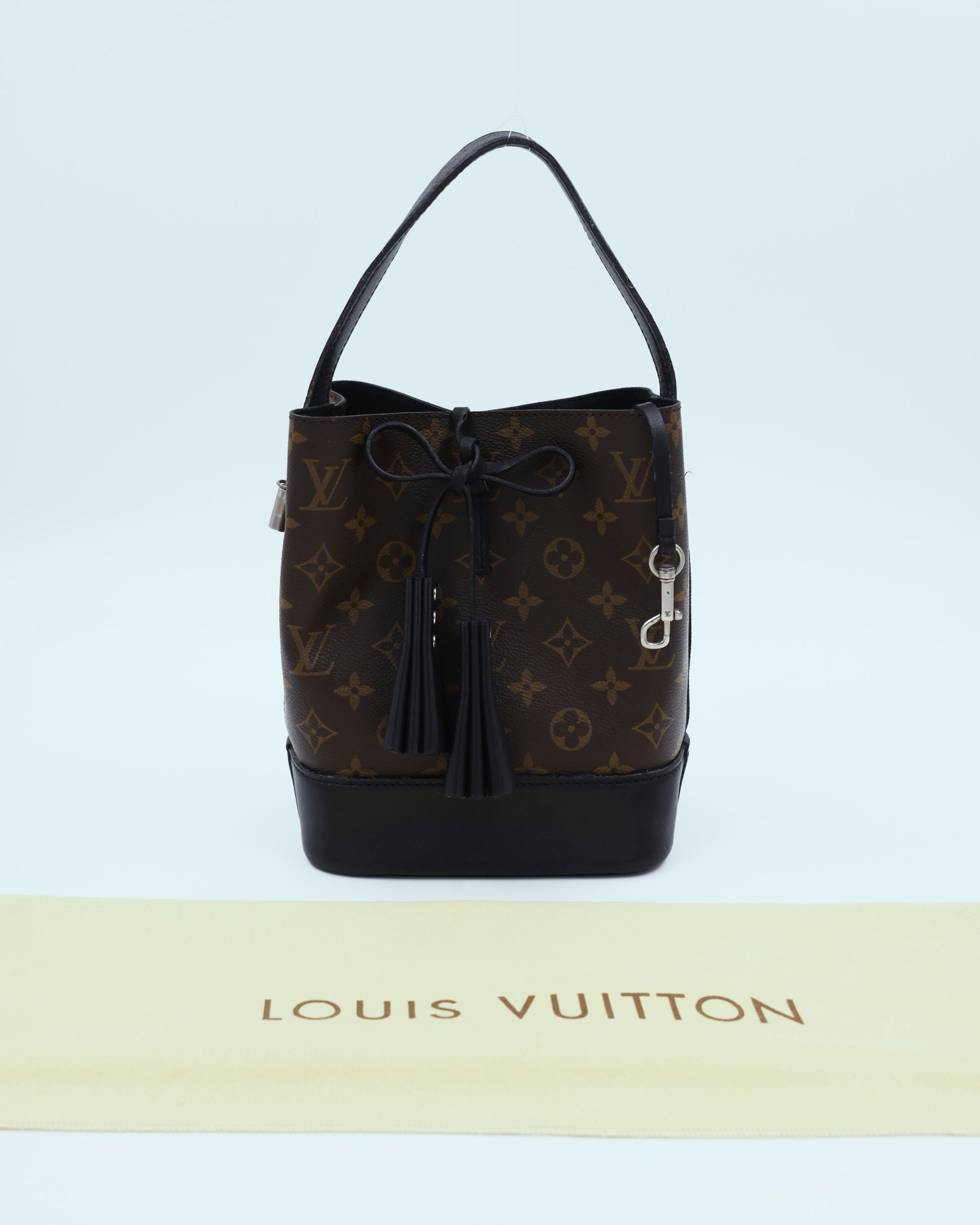 LOUIS VUITTON Idole Monogram Canvas schwarz, elegante Secondhand Handtasche mit Monogramm und Quasten