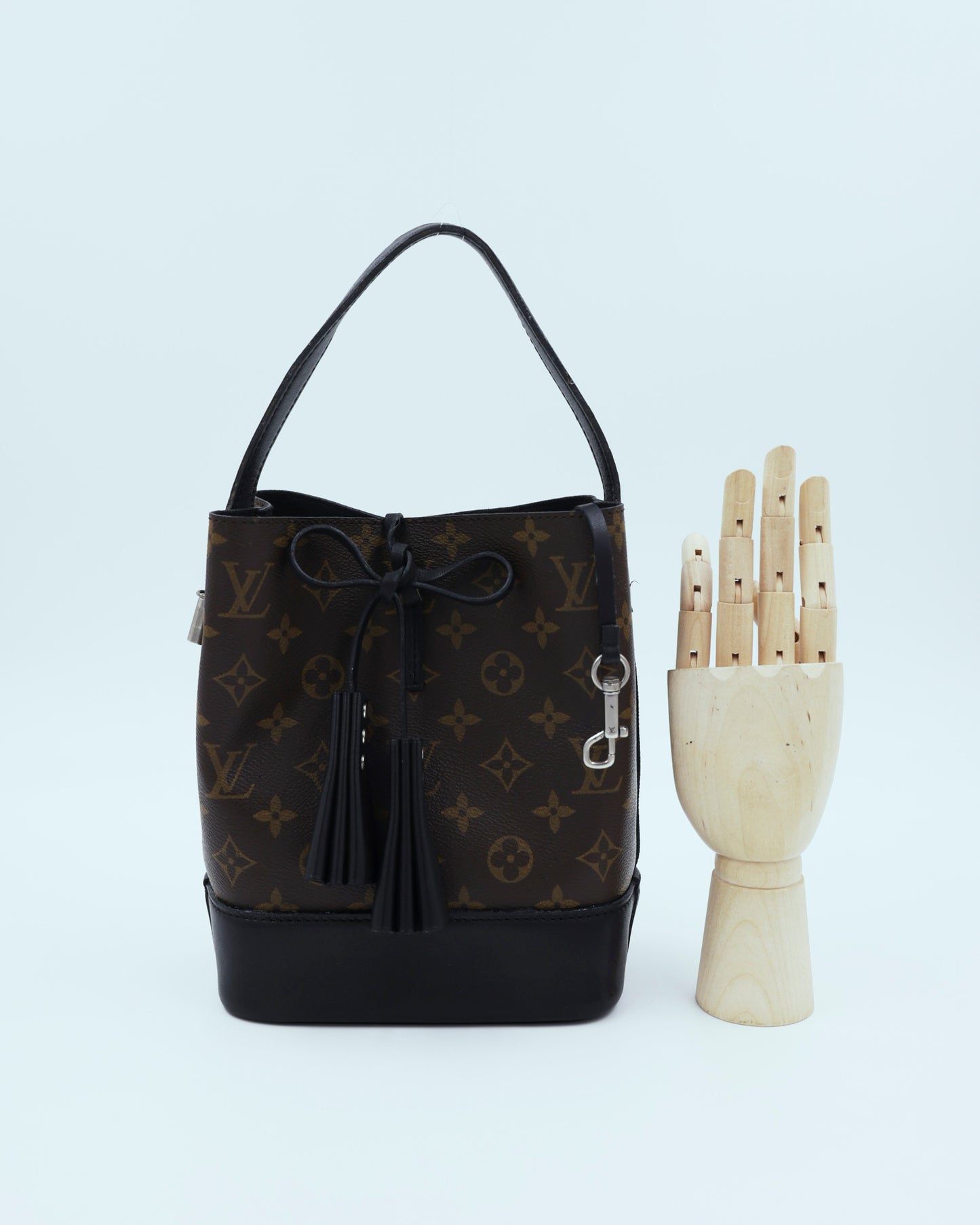 LOUIS VUITTON Idole Monogram Canvas schwarz mit Henkeln und dekorativen Quasten