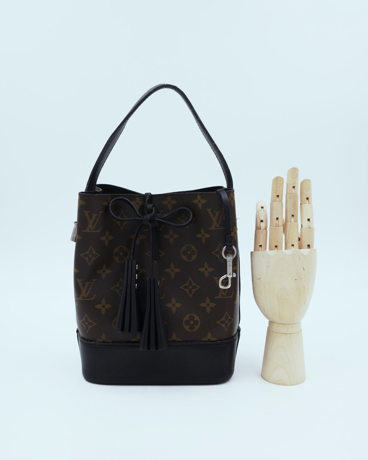 LOUIS VUITTON Idole Monogram Canvas schwarz mit Henkeln und dekorativen Quasten