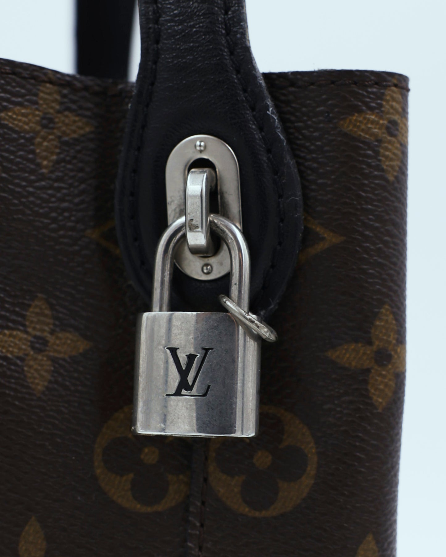 LOUIS VUITTON Idole Monogram Canvas schwarz mit silberfarbenem Vorhängeschloss