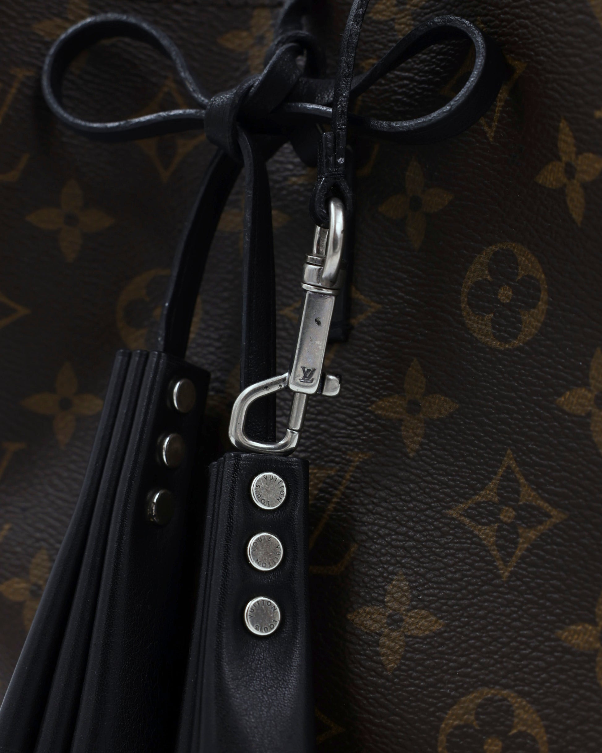 LOUIS VUITTON Idole Monogram Canvas schwarz mit schwarzem Lederdetail und silberfarbenem Karabiner