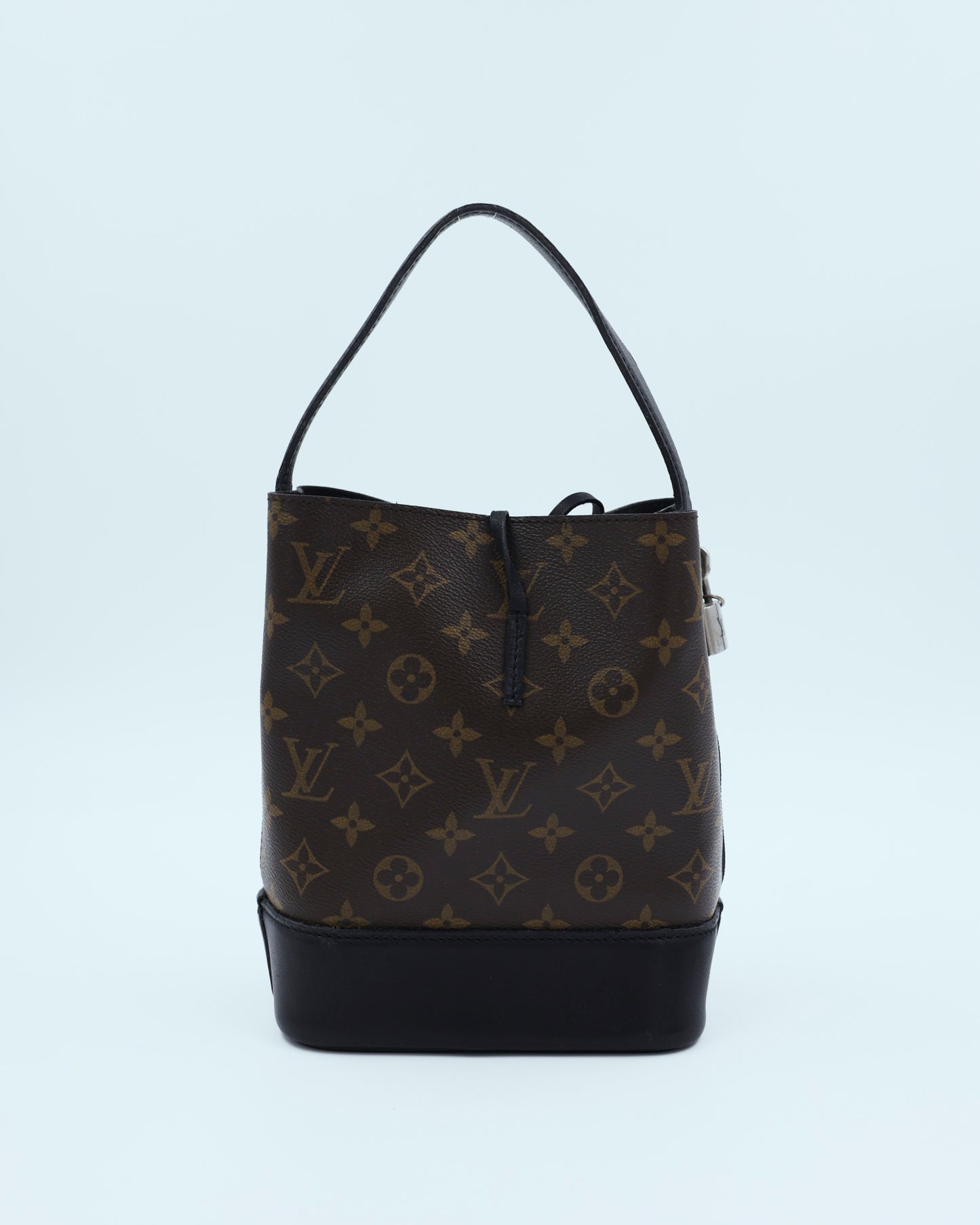 LOUIS VUITTON Idole Monogram Canvas schwarz als Secondhand Designerhandtasche mit Monogramm und schwarzem Lederboden